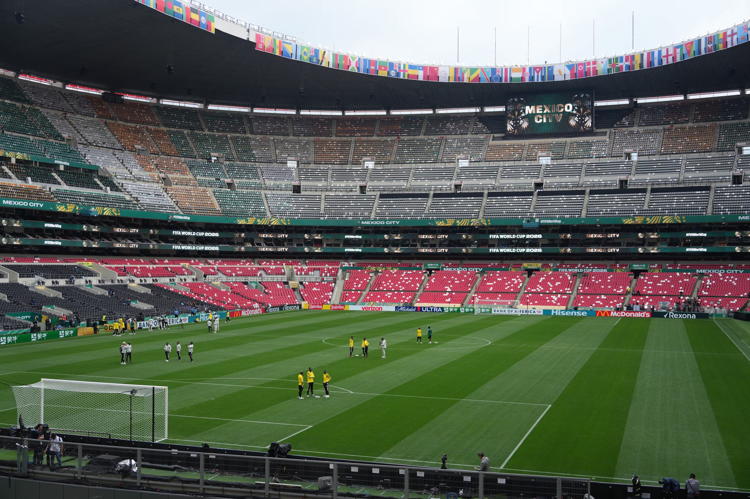 El Coloso de Santa Úrsula se adaptó a los estándares de la FIFA con césped híbrido recién cortado para recibir el partido inaugural México vs Sudáfrica.(AP Foto/Eduardo Verdugo)
