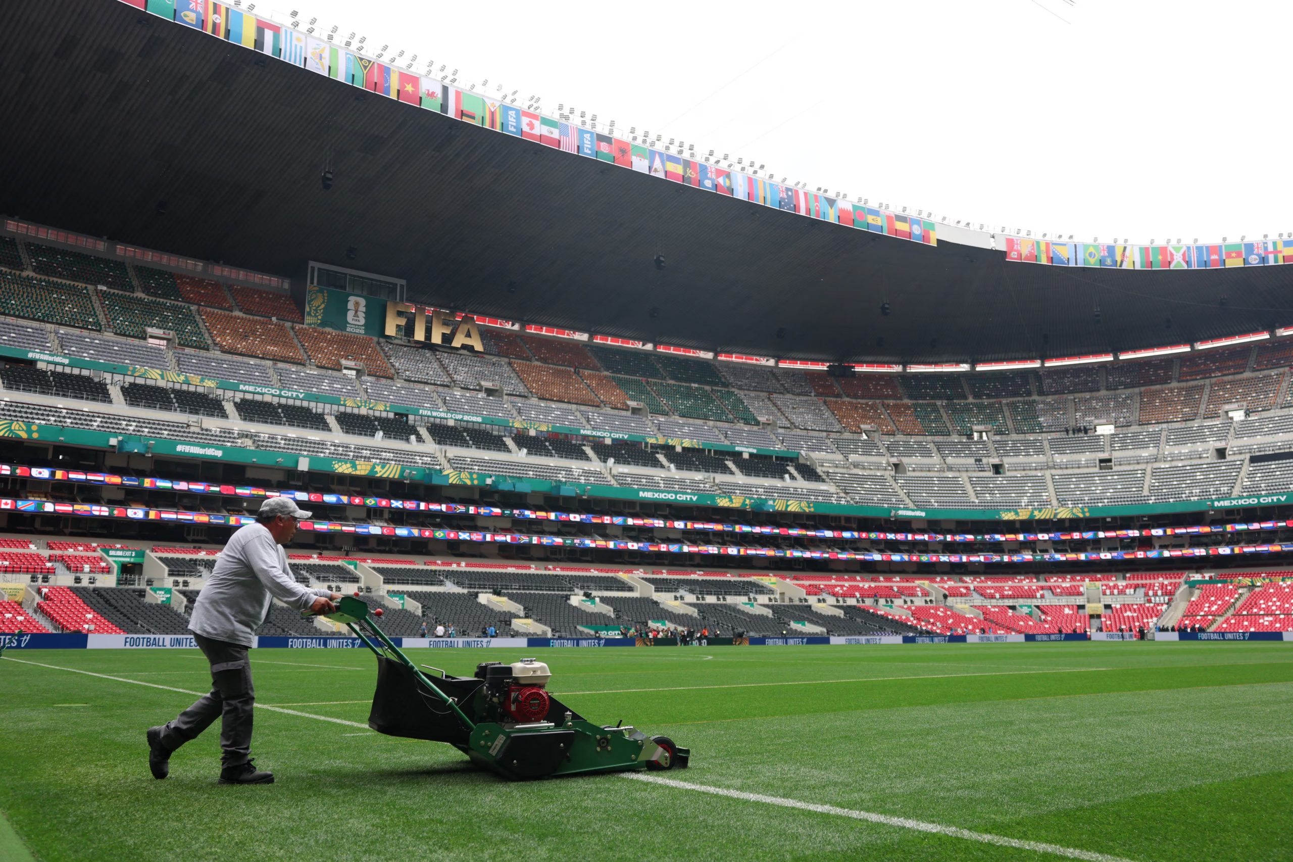 El anillo superior del Estadio Azteca exhibe las banderas de los 211 países miembros de la FIFA como homenaje visual al Mundial de México 86. REUTERS/Hannah Mckay