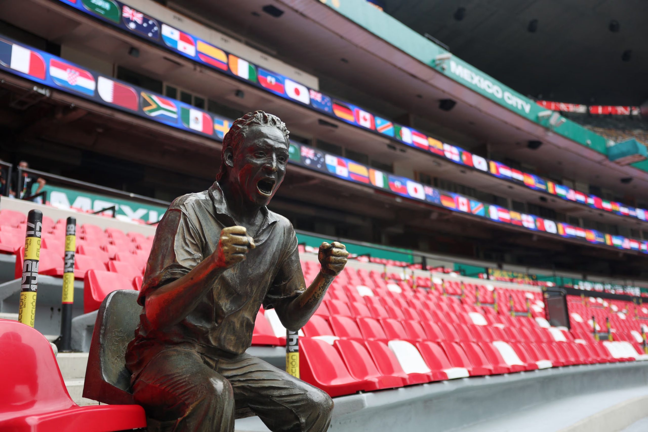 La estatua de “Nachito”, aficionado del América, permanece en el Azteca como símbolo de la pasión de la afición nacional. REUTERS/Hannah Mckay