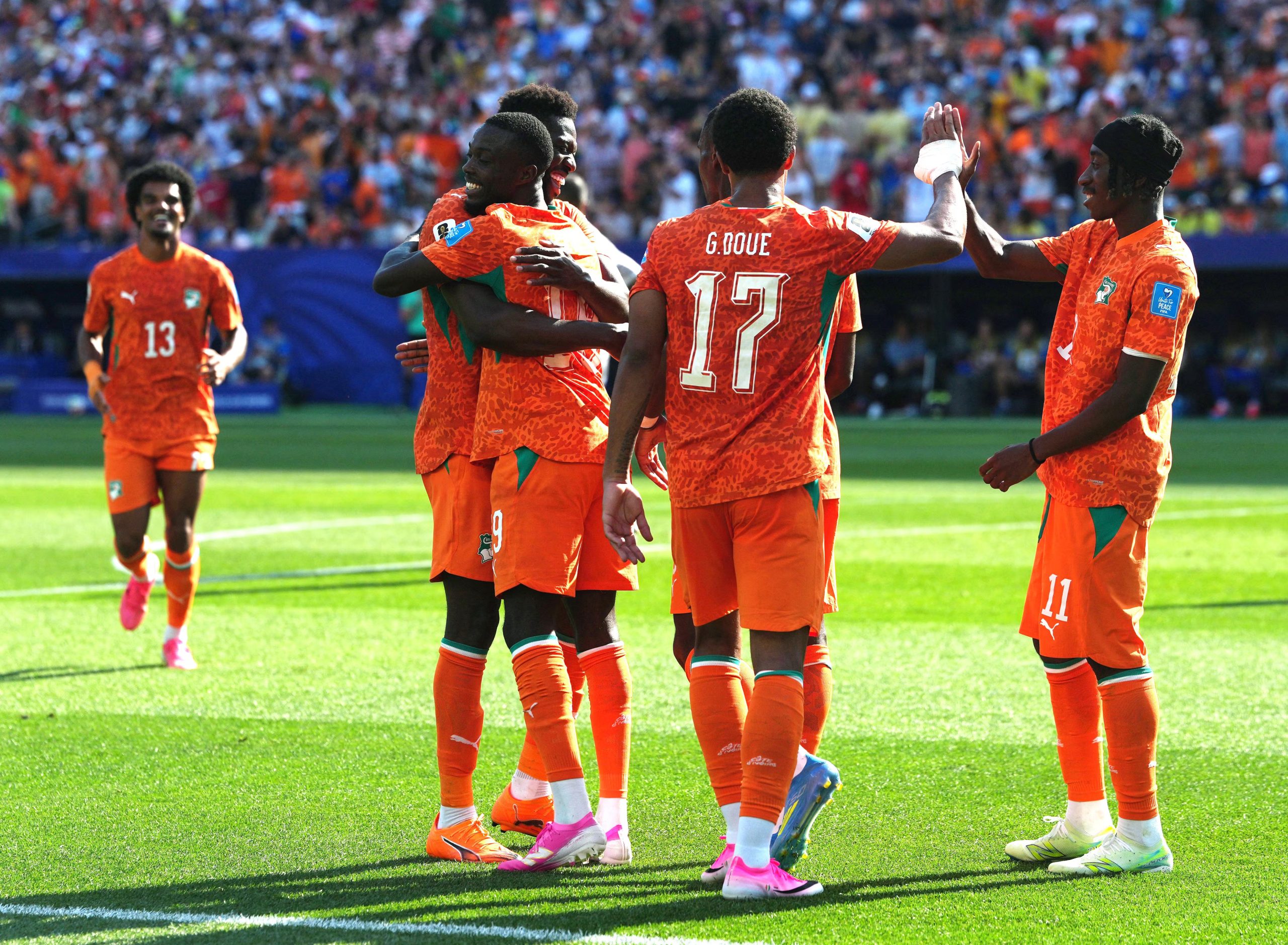 Nicolás Pépé celebrando junto a sus compañeros-crédito James Lang/IMAGN IMAGES via Reuters