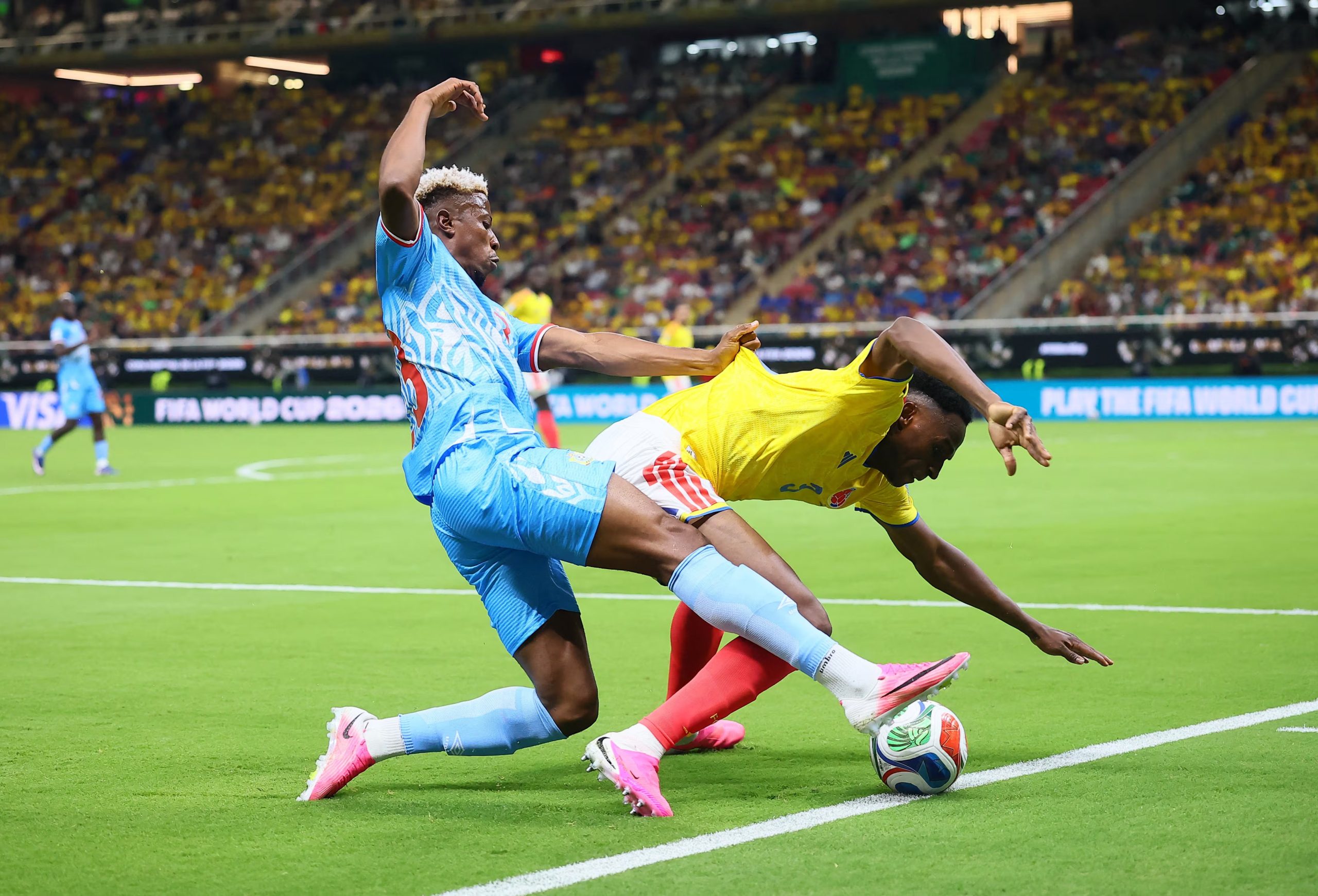 Jhon Lucumí y Simon Banza en la disputa de una pelota-crédito Eloisa Sánchez/REUTERS