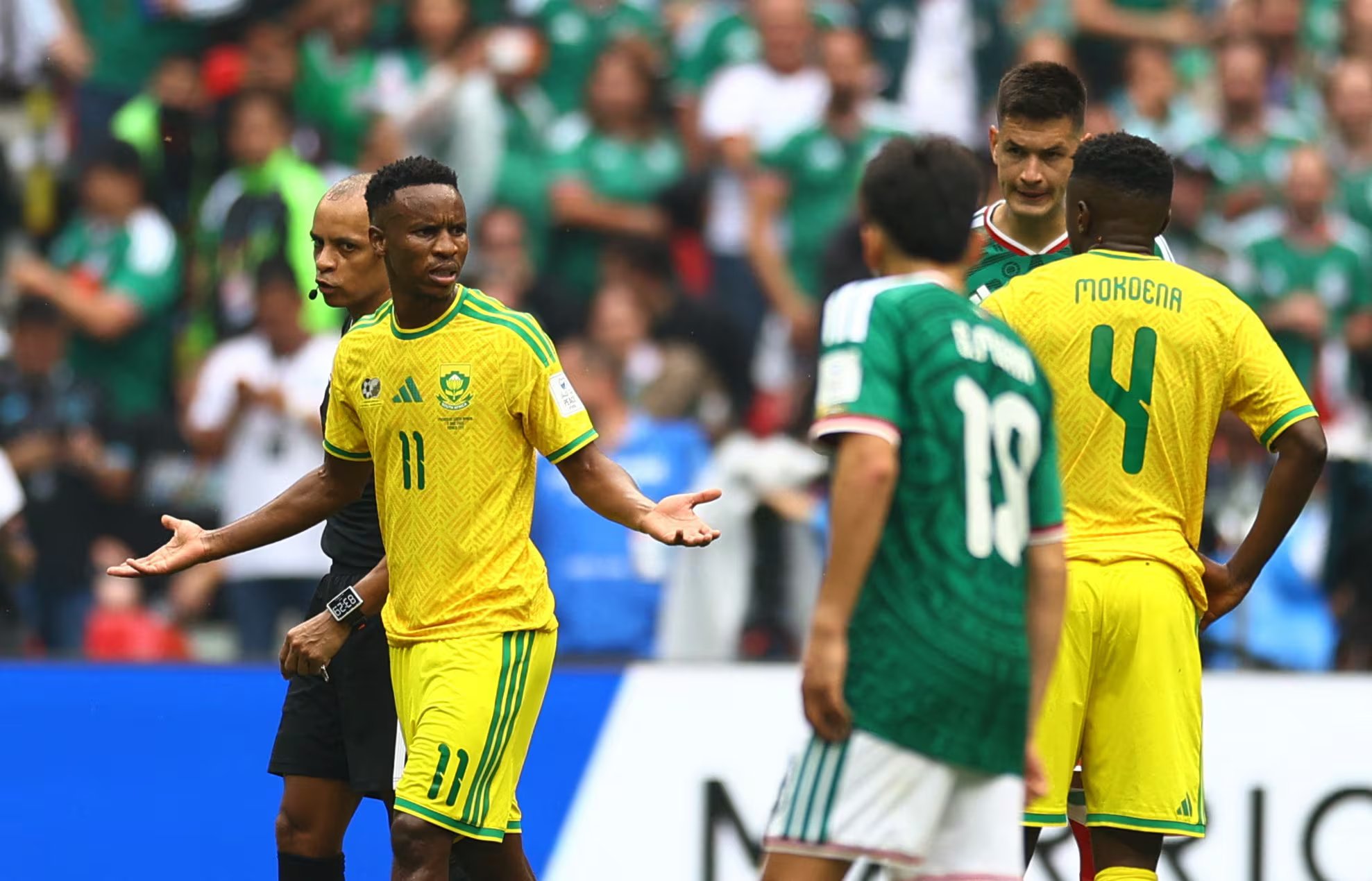 Los Bafana Bafana buscan revertir el impacto de las expulsiones y la caída inicial contra México en el Azteca. REUTERS/Hannah Mckay