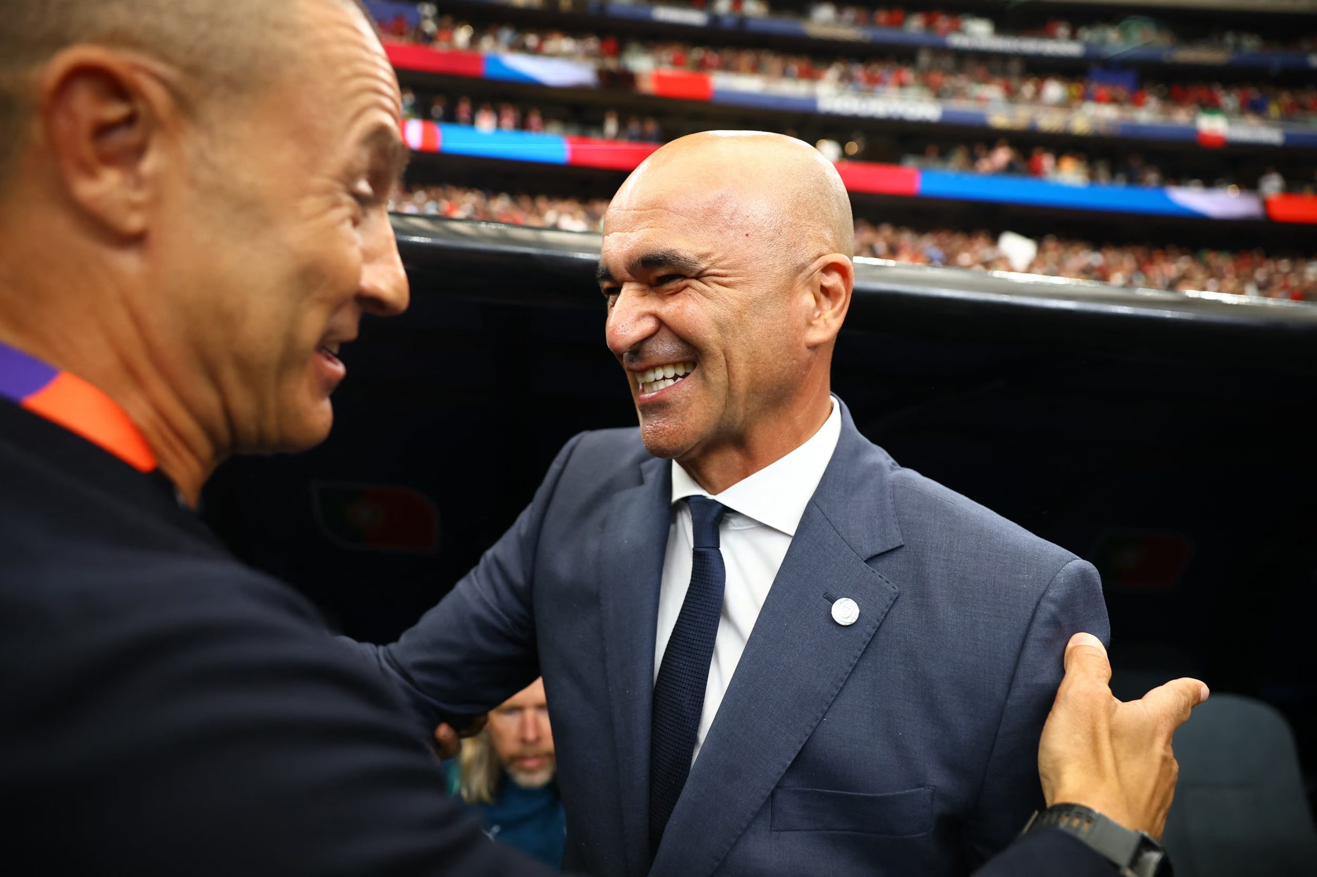  Fabio Cannavaro y Roberto Martínez saludándose antes del partido entre Portugal y Uzbekistán-crédito Pedro Nunes/REUTERS