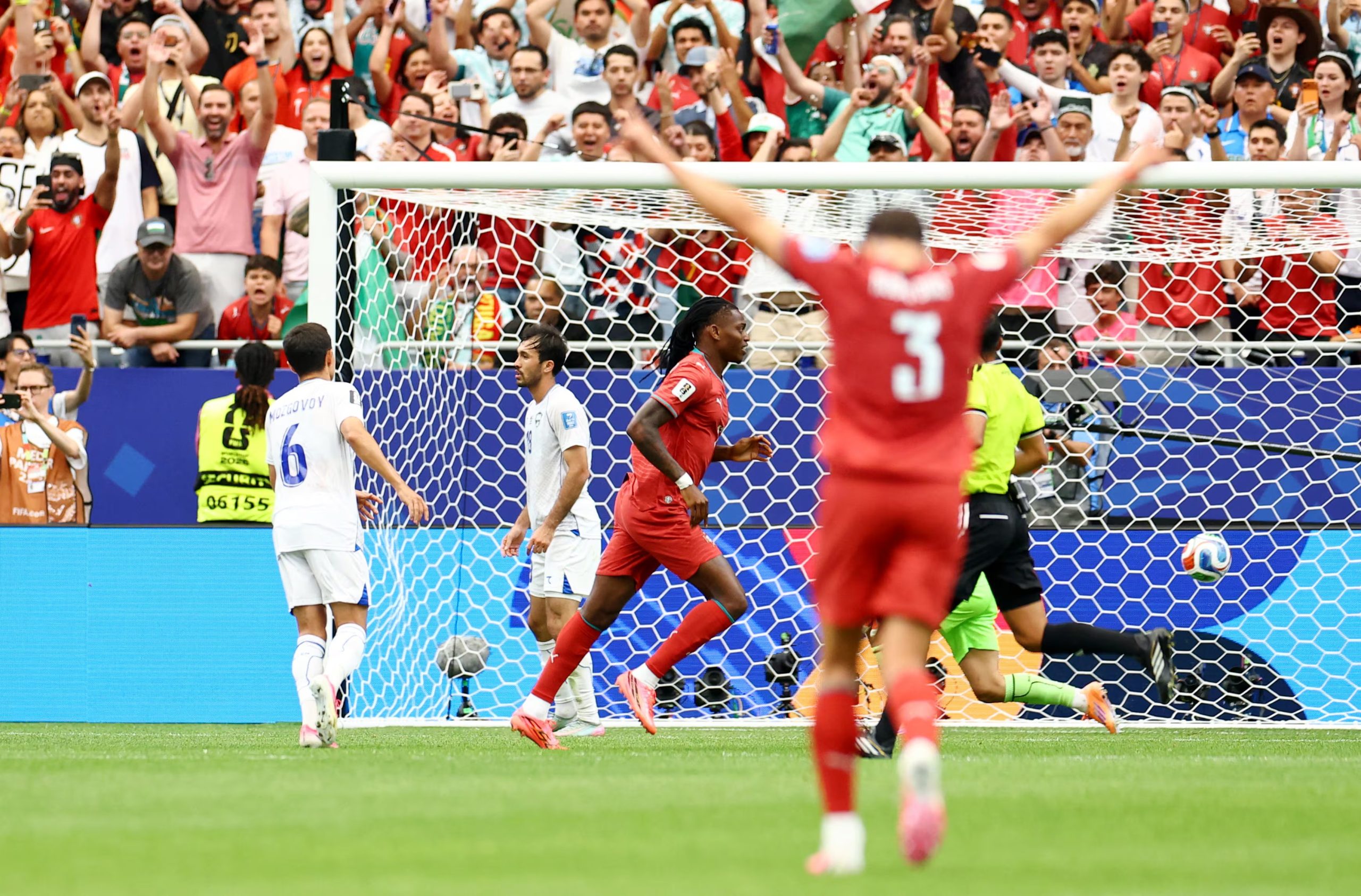 La alegría lusa al golear a Uzbekistán: el gol de Rafael Leão para sellar la goleada-crédito Pedro Nunes/REUTERS