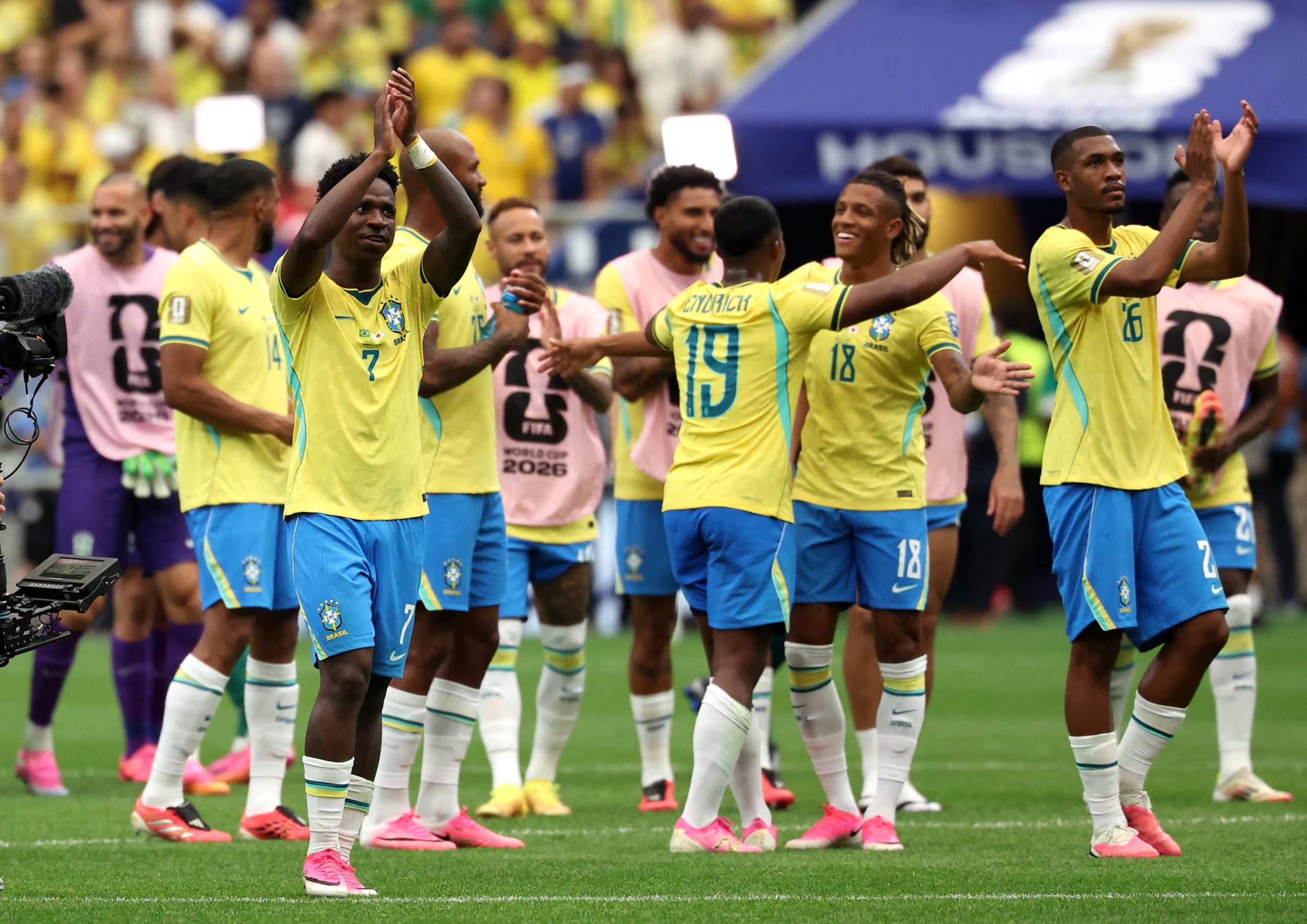 Los jugadores de Brasil celebrando el pase a octavos de final (Reuters/Troy Taormina)