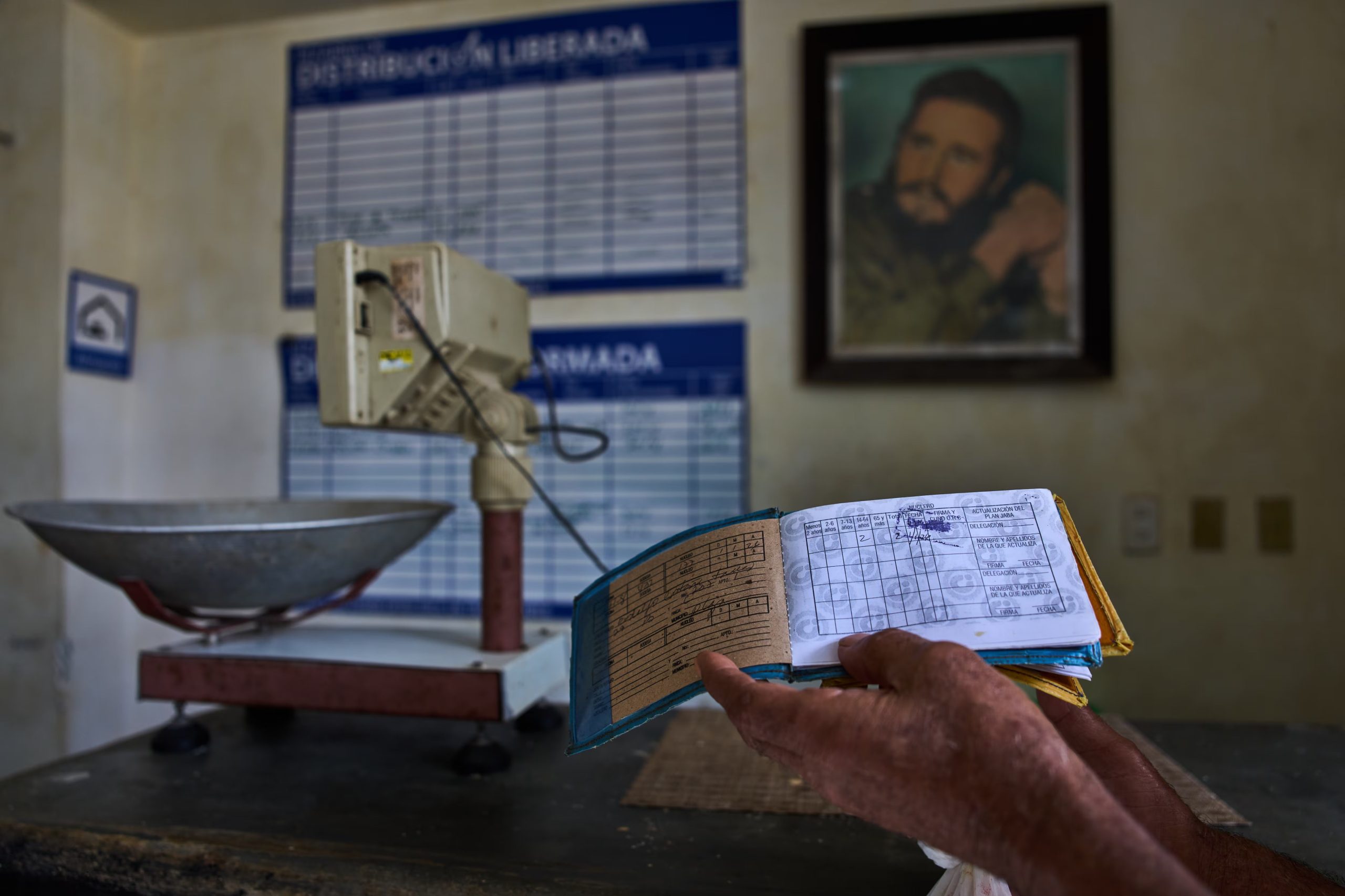 Un hombre muestra su cartilla de racionamiento, conocida como 