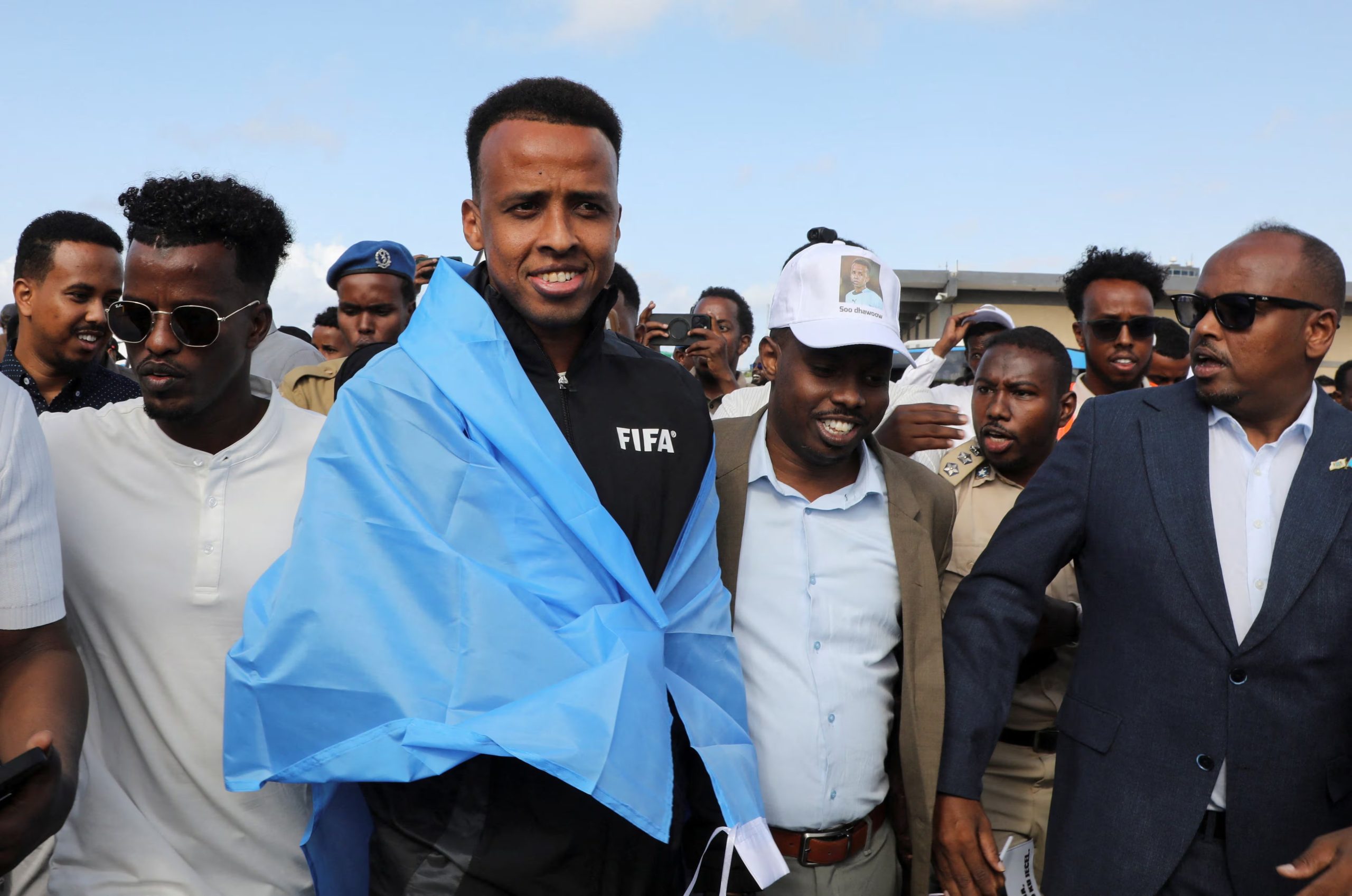 El árbitro había sido acompañado por su comunidad antes de partir al mundial. (REUTERS/Feisal Omar)