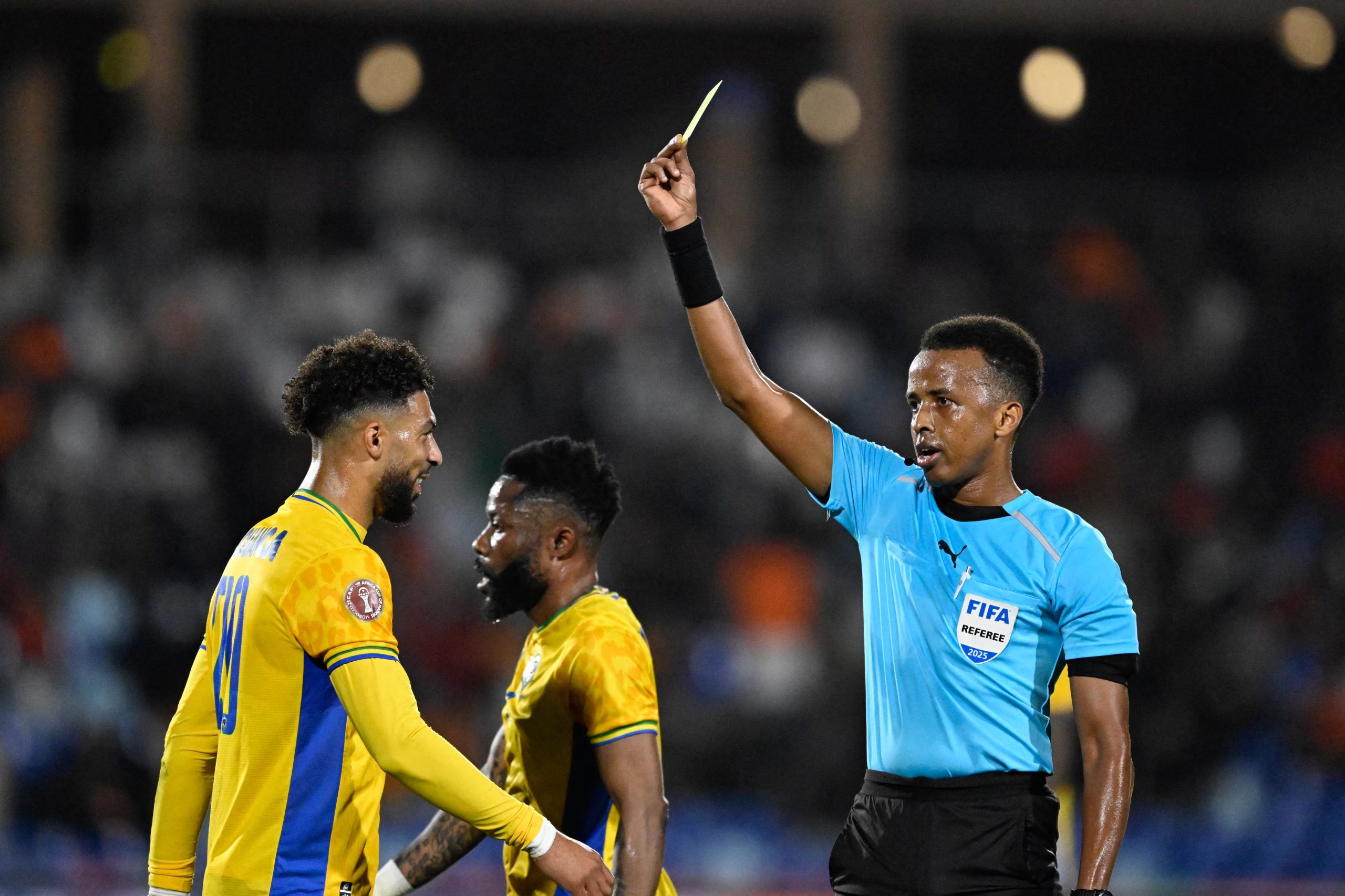 El referee es reconocido por su labor en la zona africana. (Photo by Khaled DESOUKI / AFP)