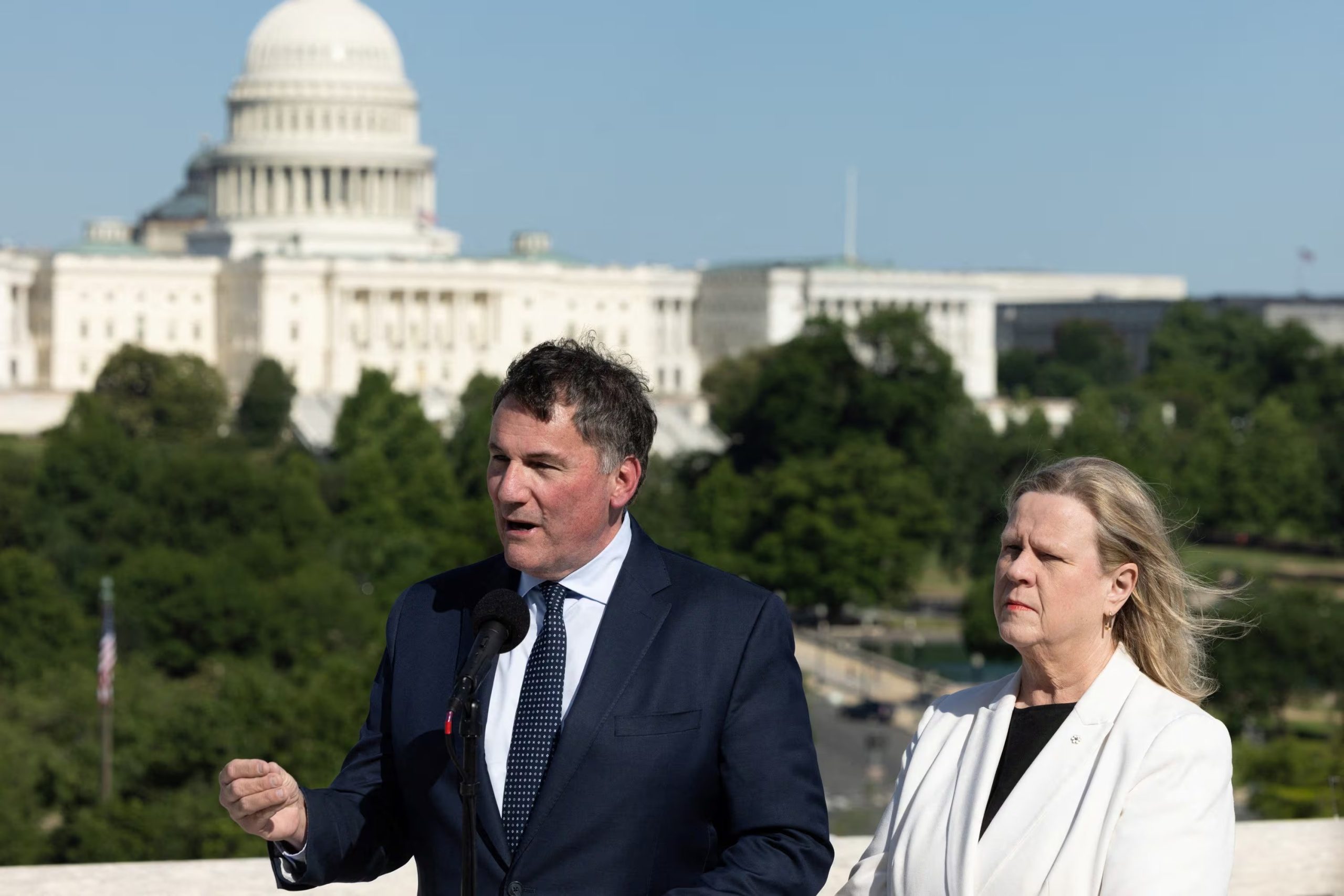 El ministro canadiense responsable de las relaciones entre Canadá y Estados Unidos, Dominic LeBlanc, y la negociadora jefe de Canadá para las relaciones comerciales con Estados Unidos, Janice Charette, hablan con los medios de comunicación en la Embajada de Canadá en Washington, D.C., EE. UU., el 2 de junio de 2026 (REUTERS/Anna Rose Layden)