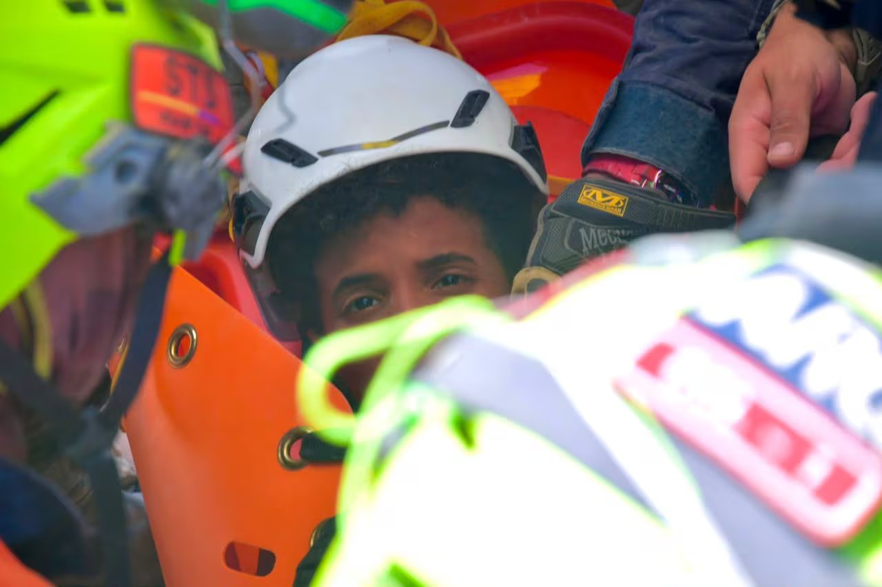 El equipo USAR COL-1 de Colombia rescató con vida a Moises, el niño de 11 años que permanecía atrapado bajo los escombros en La Guaira, Venezuela - crédito Ungrd