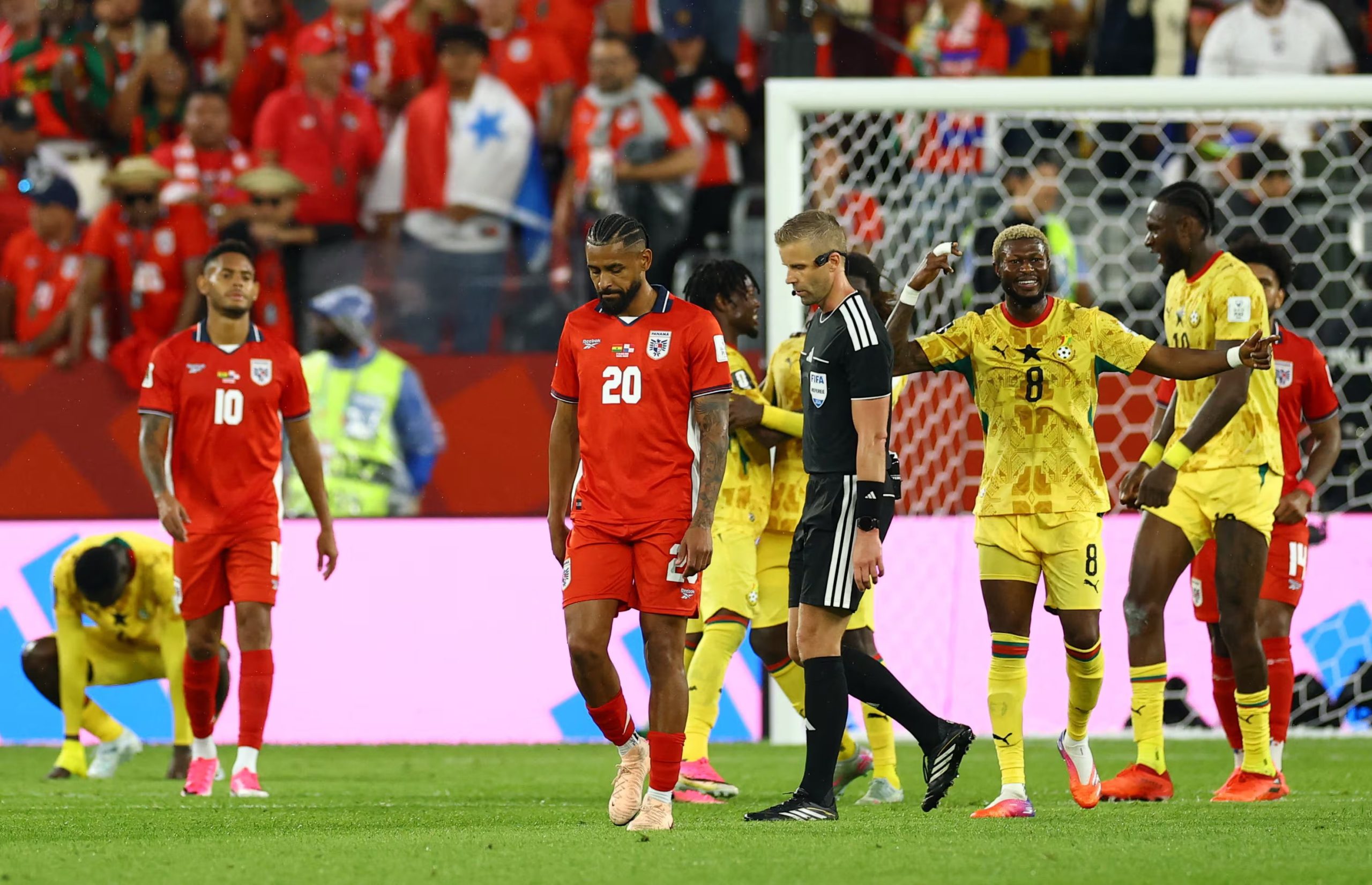 Fútbol - Copa Mundial de la FIFA 2026 - Grupo L - Ghana vs Panamá - Estadio de Toronto, Toronto, Canadá - 17 de junio de 2026. Aníbal Godoy, de Panamá, luce cabizbajo mientras camina junto al árbitro Glenn Nyberg, mientras que Kwasi Sibo, de Ghana, celebra tras el partido. REUTERS/Piroschka Van De Wouw