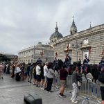 Multitudinaria bienvenida al Papa León XIV en el Palacio Real de Madrid
