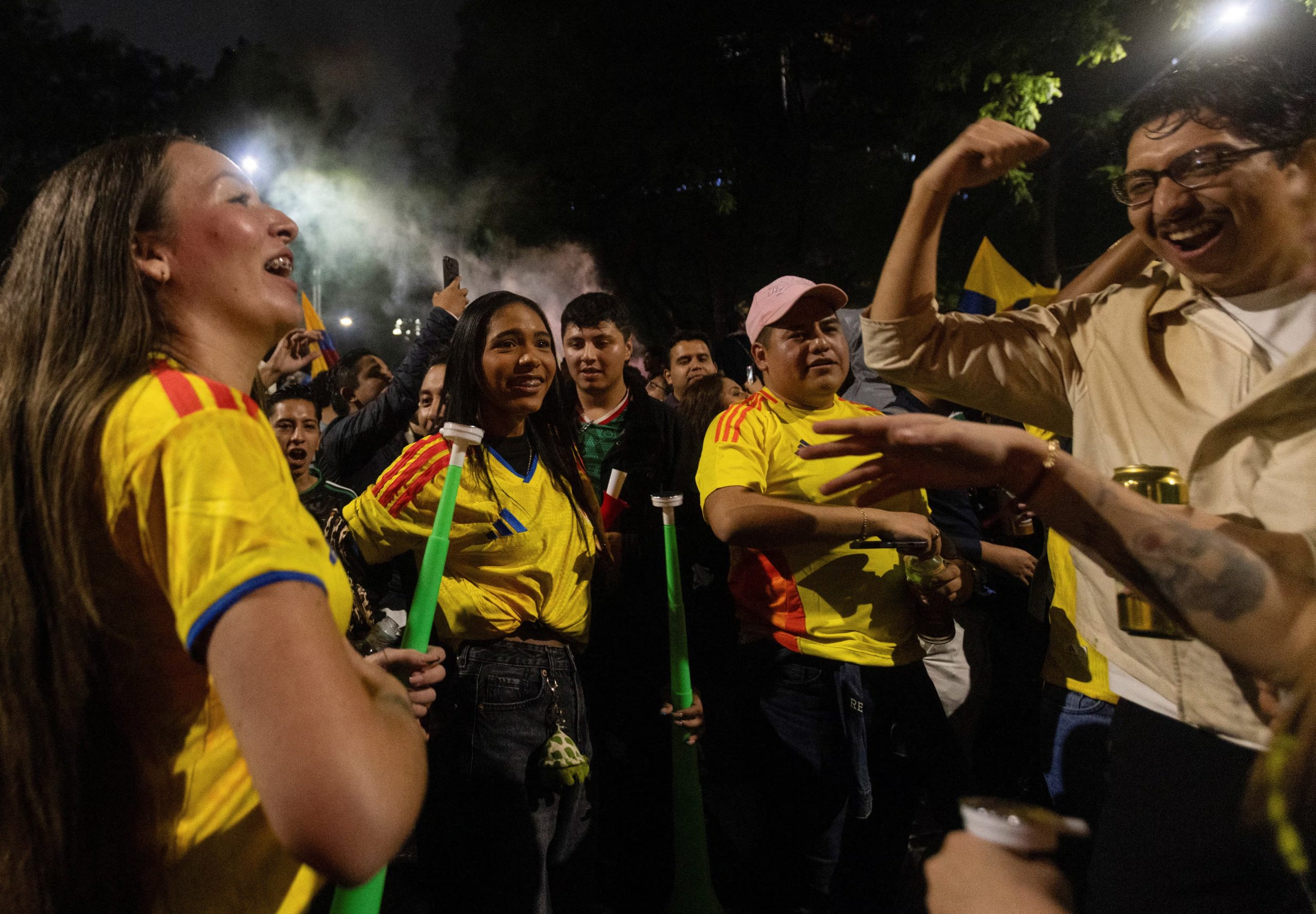 Después de un gran celebración en el Ángel, la comunidad colombiana se prepara para un gran recibimiento en Guadalajara. (REUTERS/Quetzalli Nicte-Ha)