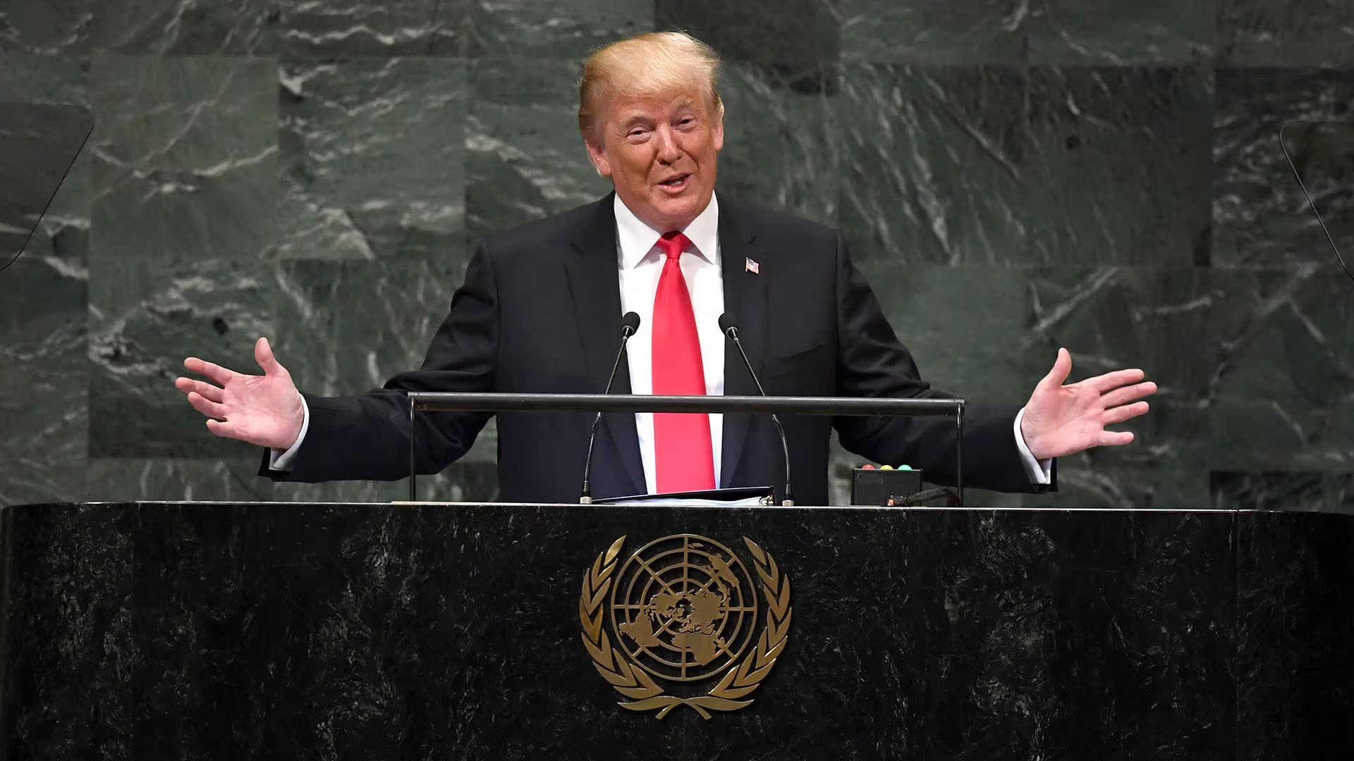 Donald Trump impulsa una nueva estrategia comercial que endurece las condiciones para varios países, entre ellos Colombia. - crédito AFP