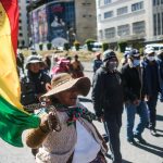 Militares y policías se movilizan en Bolivia por estado de excepción