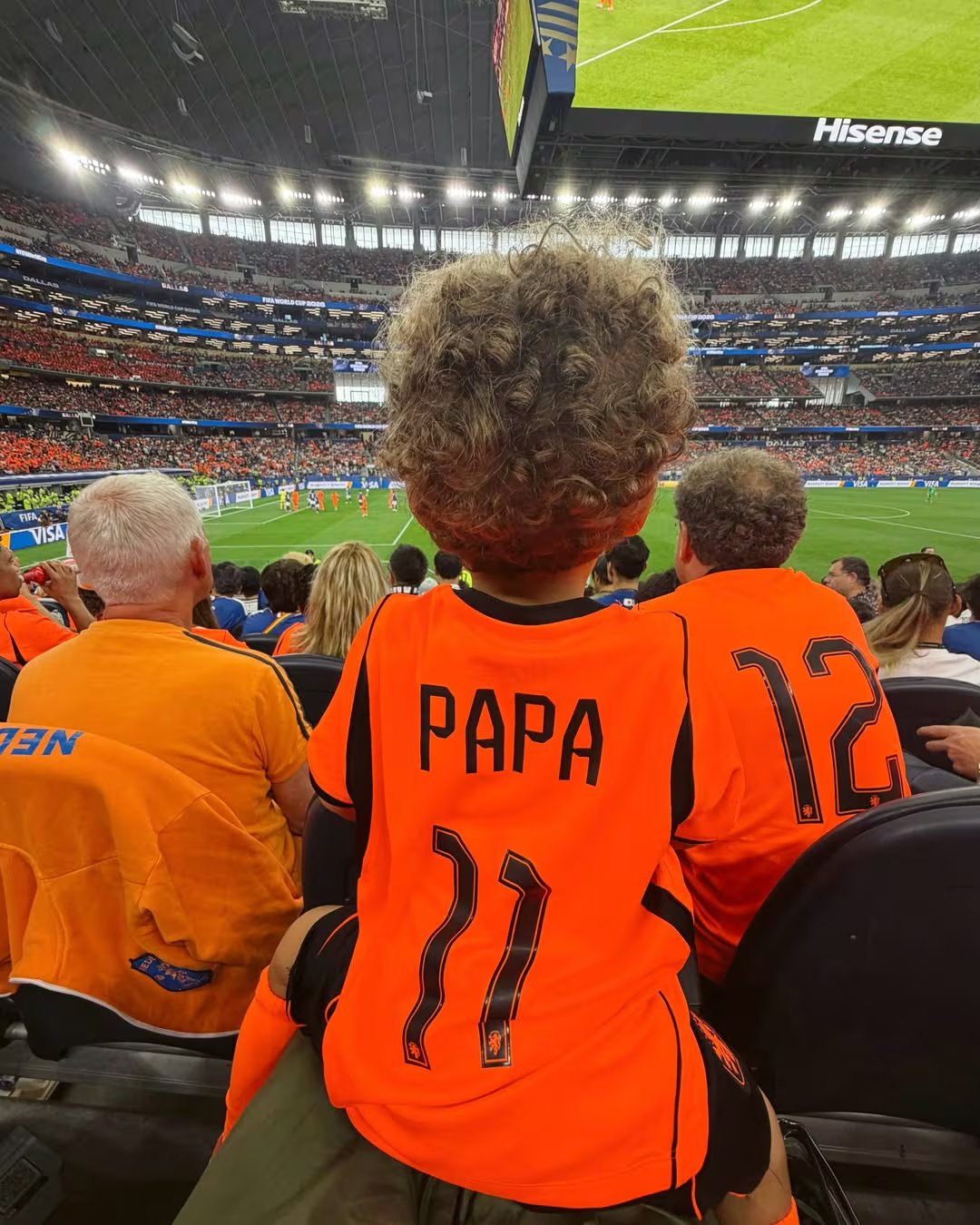 La esposa de Gakpo estuvo presente en la tribuna, junto a su hijo, en el partido entre Países Bajos y Japón (@noavdbij)