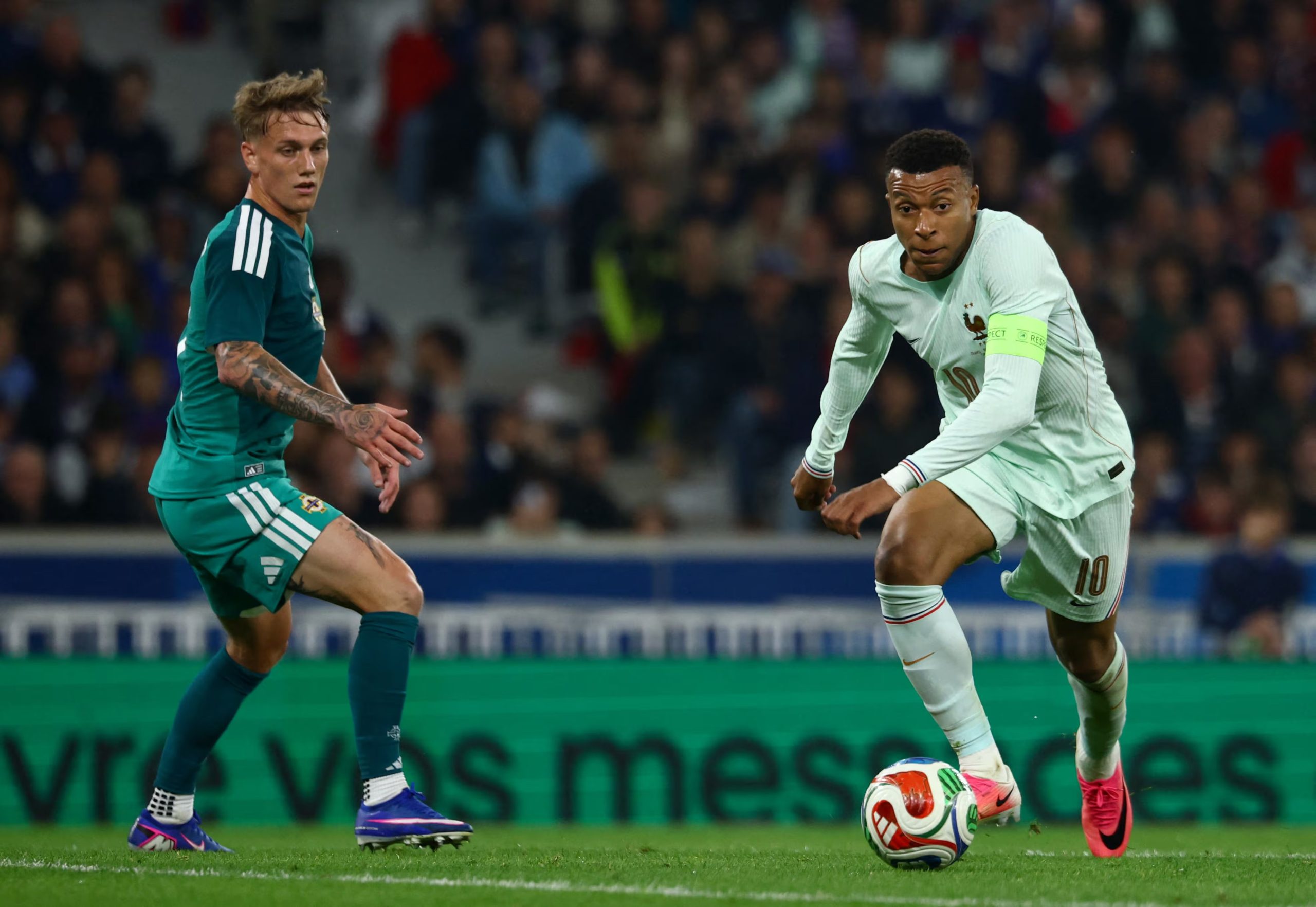 Mbappé desperdició algunas situaciones de gol, mientras que su compañero Olise convirtió un triplete (Reuters)