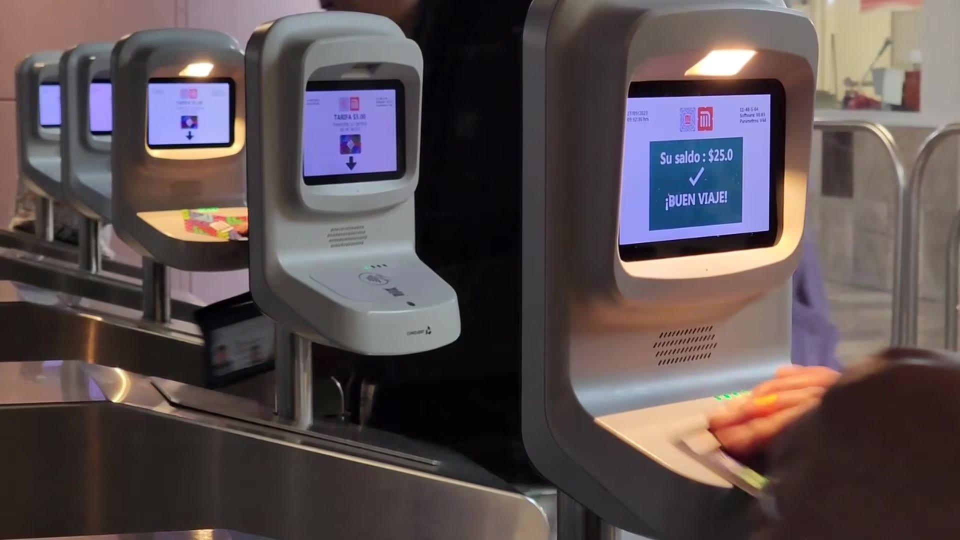Además de ser un objeto conmemorativo del Mundial 2026, la tarjeta funciona como medio de pago en Metro, Metrobús, Cablebús, Trolebús, Tren Ligero, RTP, Ecobici y Tren Interurbano, con un saldo máximo de 500 pesos. (X/ @MetroCDMX)