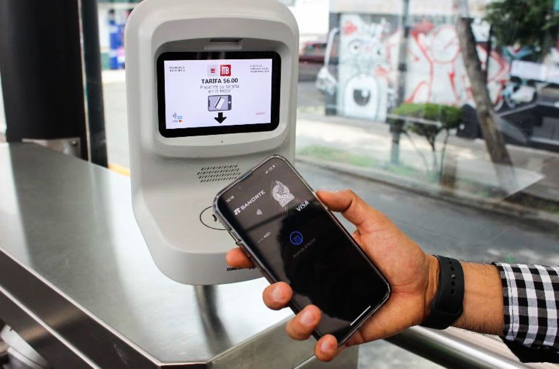 A partir de este miércoles las y los usuarios de la Línea 6 de Metrobús, que recorre de El Rosario hasta Villa de Aragón, podrán recargar su Tarjeta de Movilidad Integrada e ingresar a las instalaciones de manera segura con los nuevos medios de pago