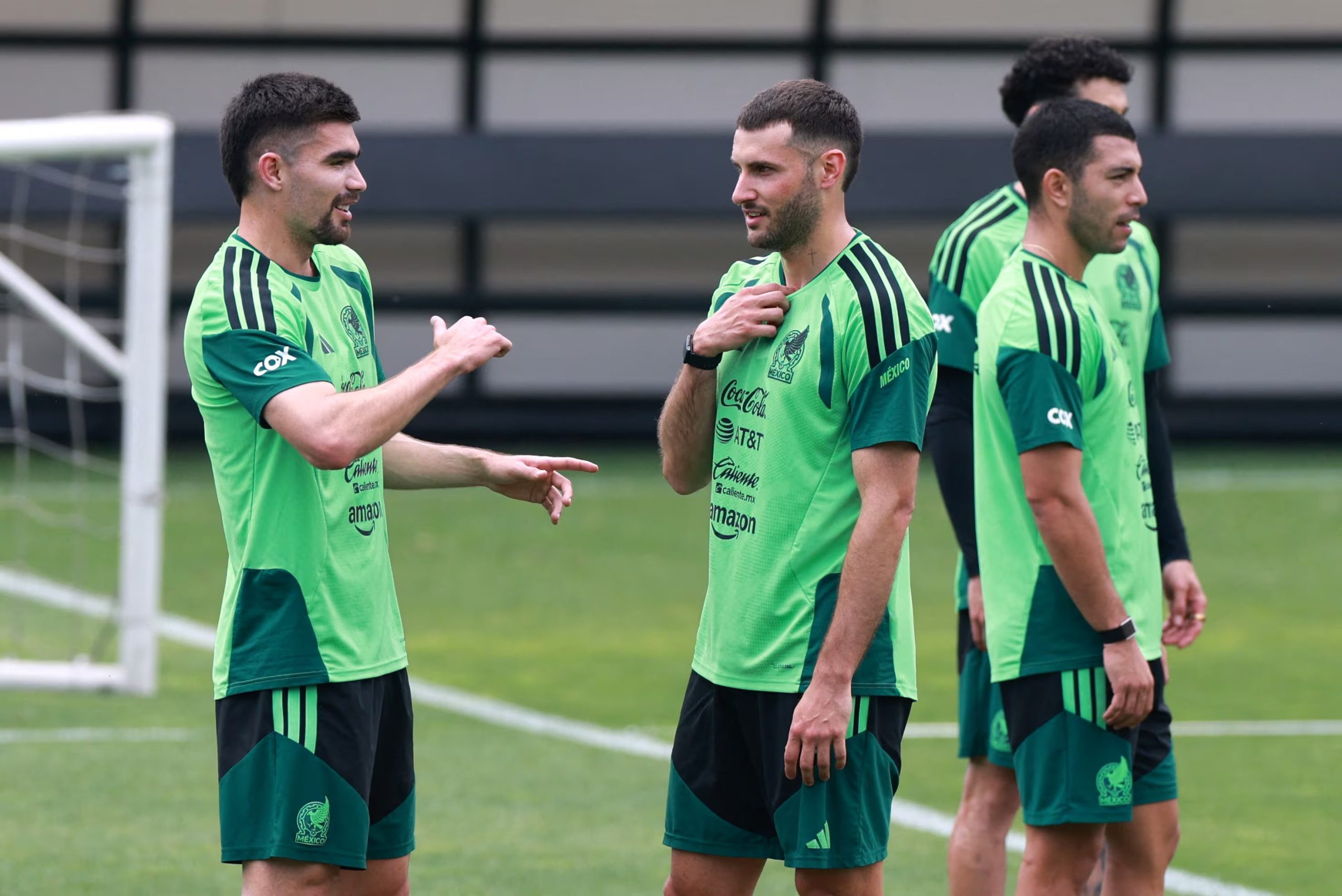 Foto de archivo de Johan Vásquez platicando con Santiago Giménez en un entrenamiento de la selección mexicana. Centro de Alto Rendimiento, Ciudad de México, México. 6 de junio de 2026.
REUTERS/Henry Romero