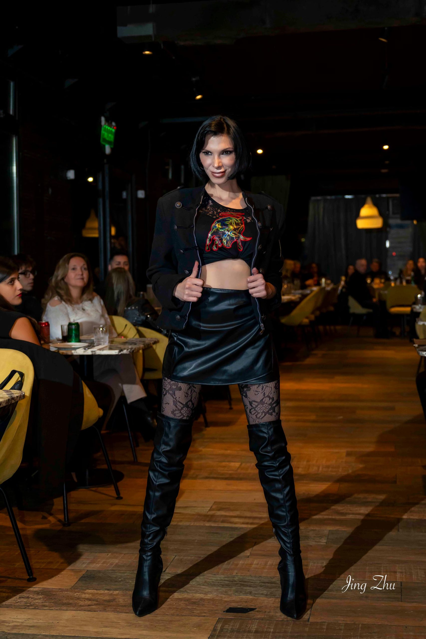 Las minifaldas de cuero y los shorts de tiro alto se integraron a los looks de la pasarela
