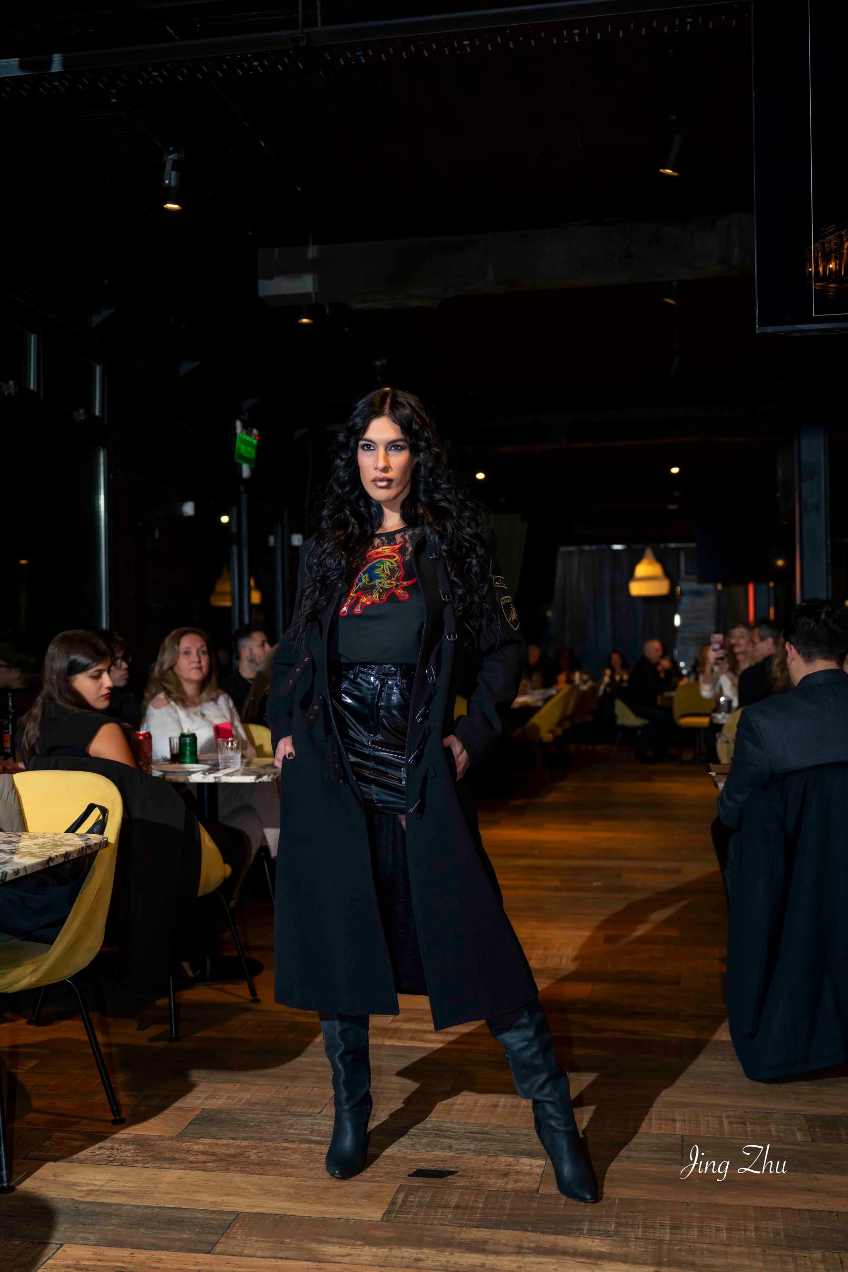 El maquillaje gótico de las modelos reforzó el clima teatral de la pasarela y acompaña los looks de cuero y paño