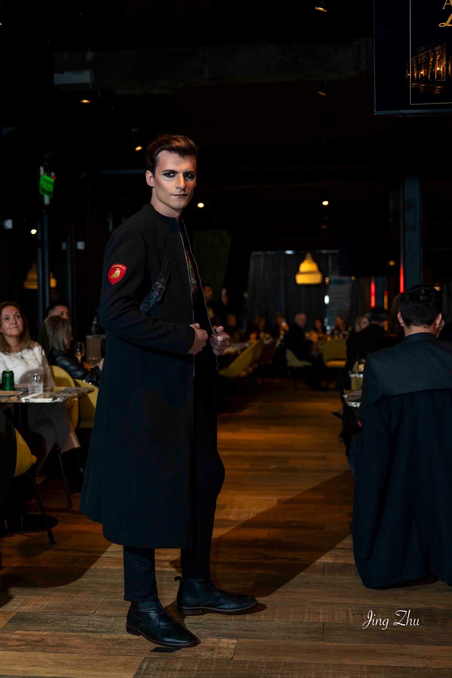 La pasarela masculina apostó por capas y superposiciones, con contraste de texturas y predominio del negro