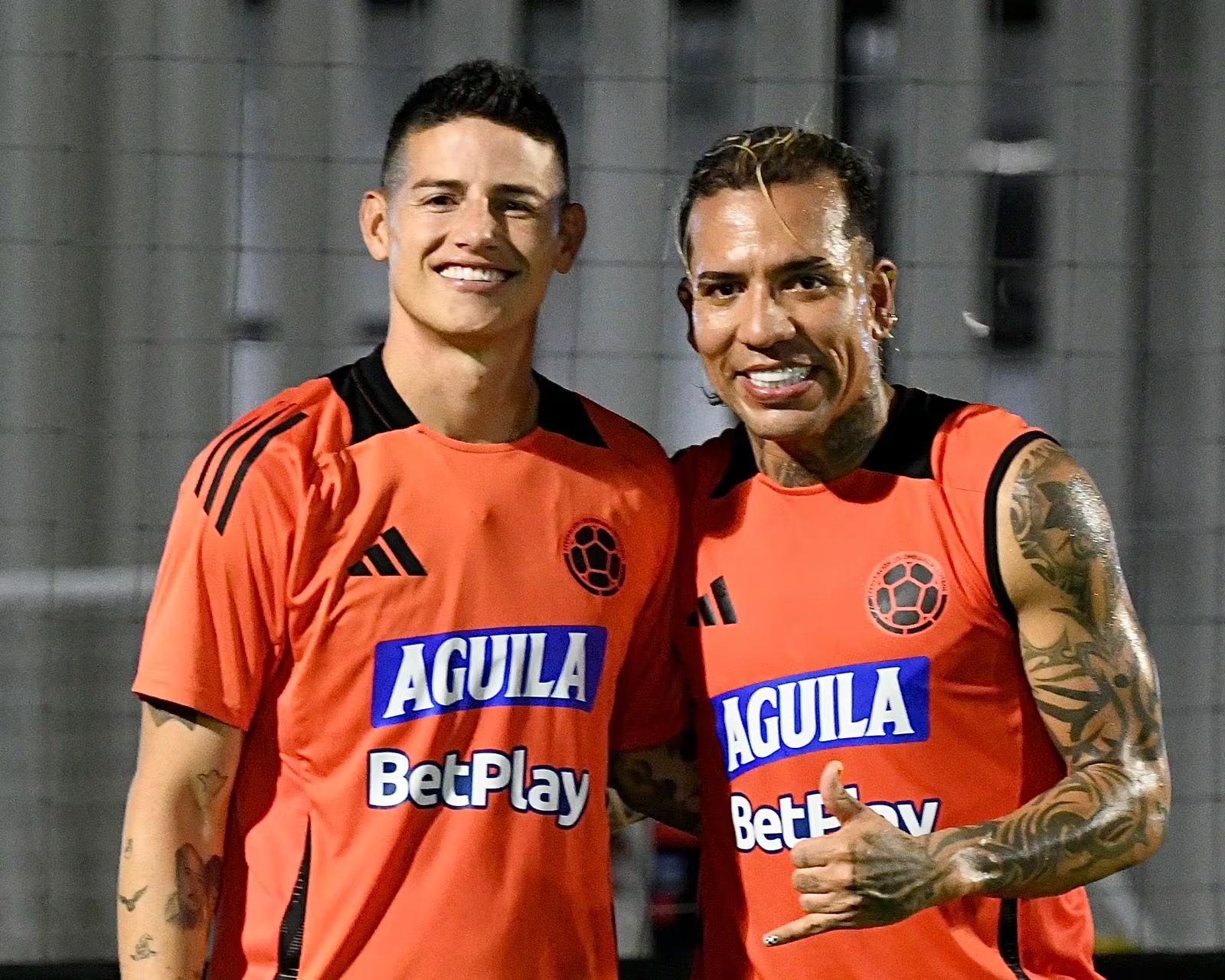 James Rodríguez, capitán, junto al delantero del Once Caldas, Dayro Moreno, durante una práctica en Barranquilla - crédito FCF