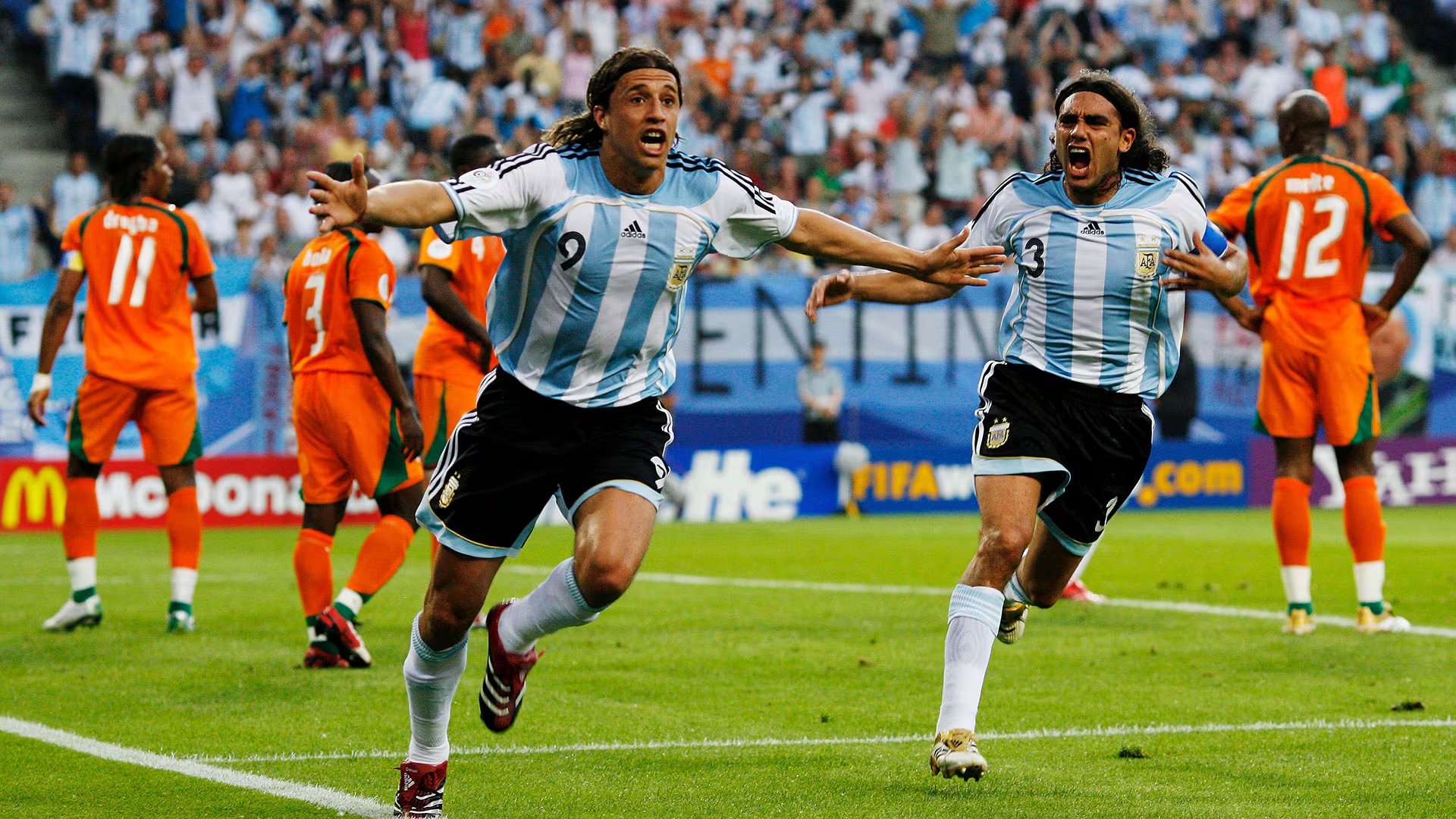 Argentina debutó en el Mundial 2006 con una victoria por 2 a 1 sobre Costa de Marfil con goles de Hernán Crespo y Javier Saviola