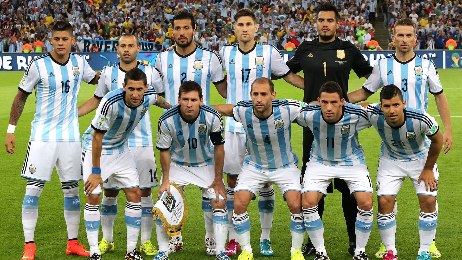 El equipo argentino que debutó contra Bosnia en Brasil 2014. Arriba: Marcos Rojo, Javier Mascherano, Ezequiel Garay, Federico Fernández, Sergio Romero y Hugo Campagnaro: Agachados: Ángel Di María, Lionel Messi, Pablo Zabaleta, Maximiliano Rodríguez y Sergio Agüero