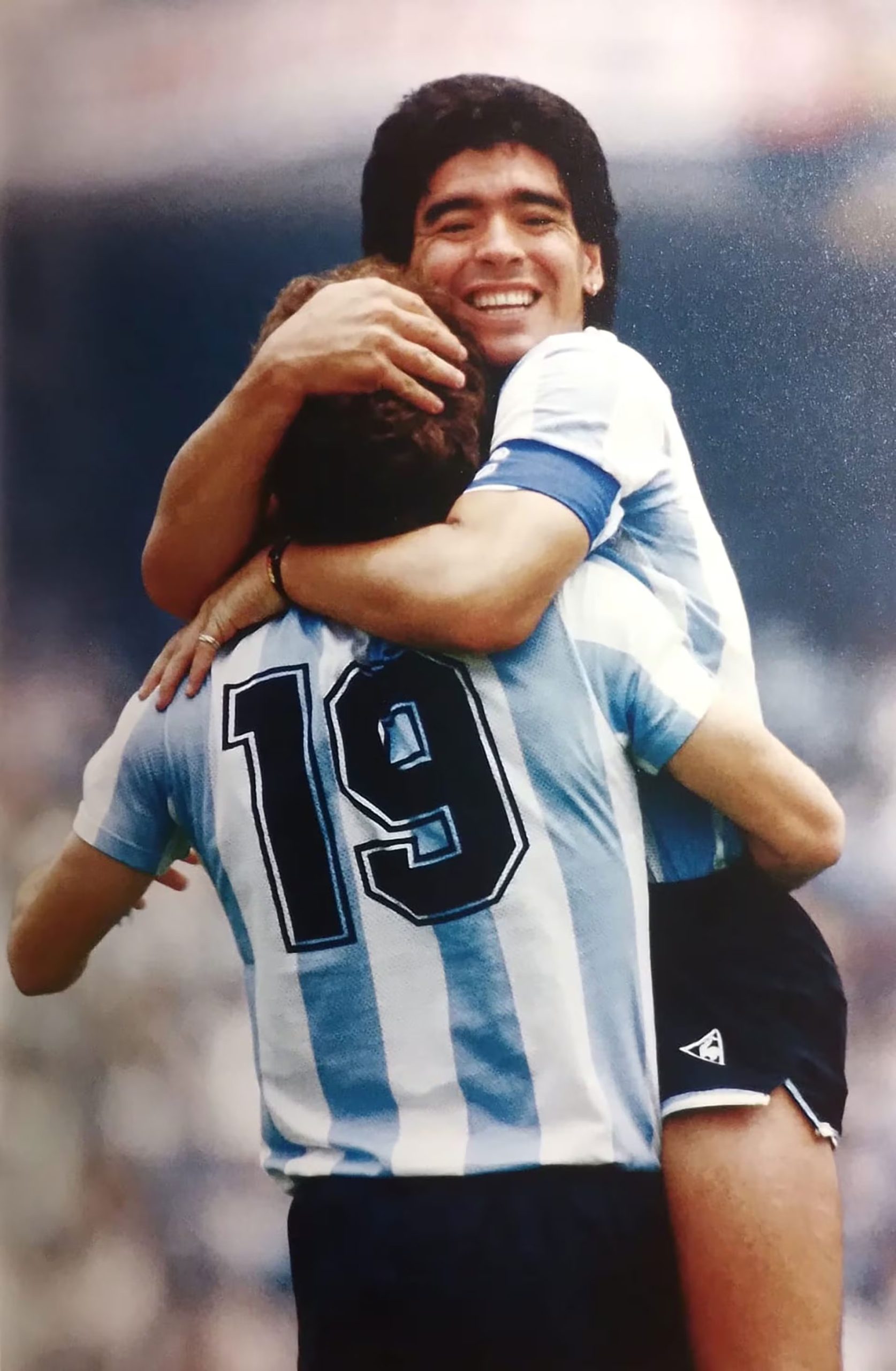 Maradona y Ruggeri festejan en el debut en México 86 la victoria sobre Corea del Sur