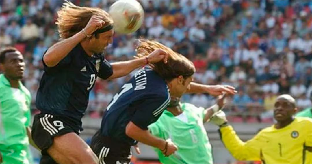 Gabriel Batistuta, de cabeza, anotó el gol del debut argentino frente a Nigeria en el Mundial 2002. Sería el último de 
