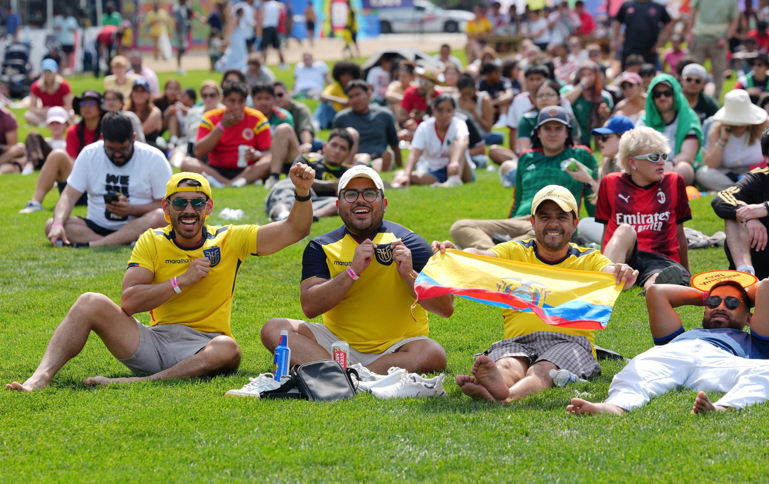 El 11 de junio de 2026 fanáticos de Ecuador reaccionan en la zona de aficionados en Washington D.C. (REUTERS/Ken Cedeno)