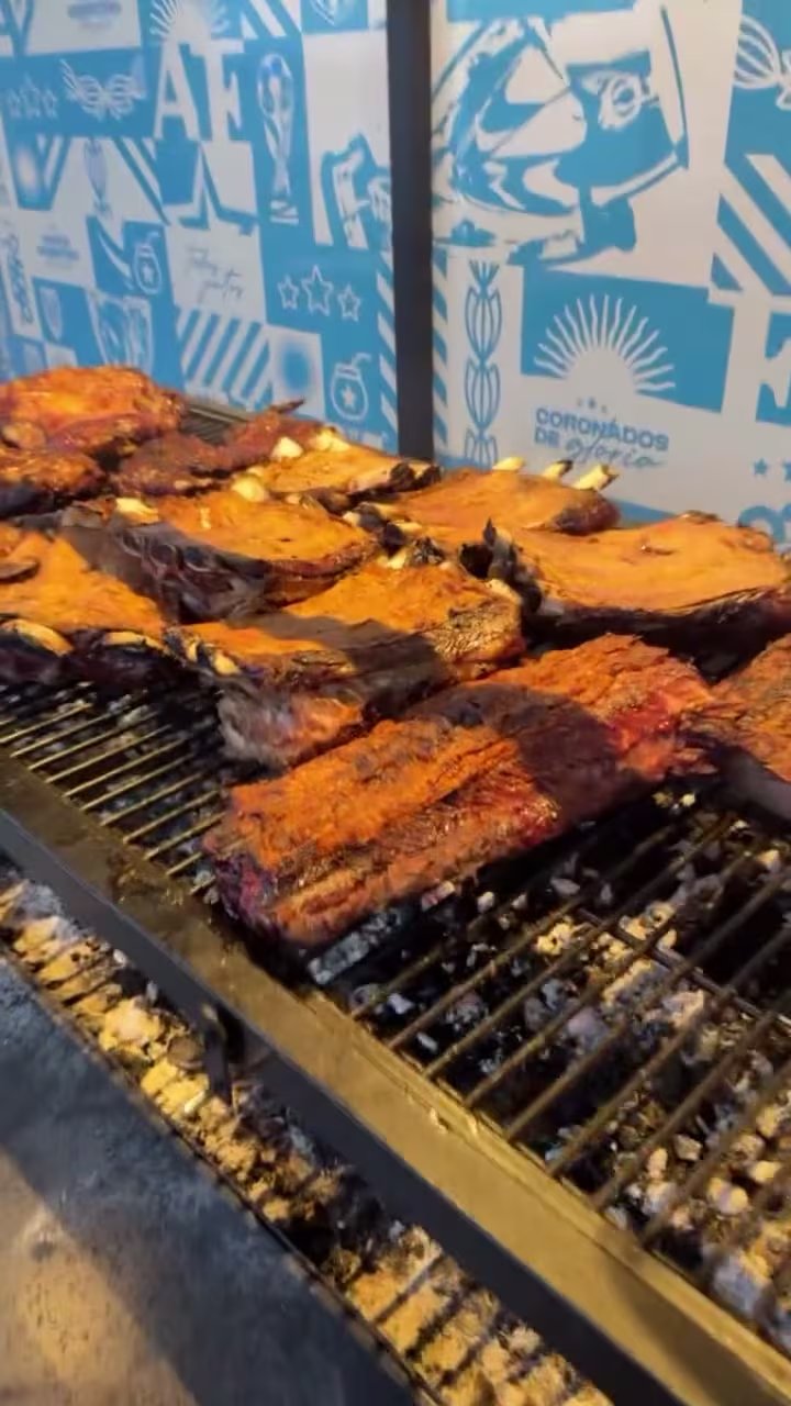 Algunas de las carnes que estaban en la parrilla y serían degustadas por los jugadores