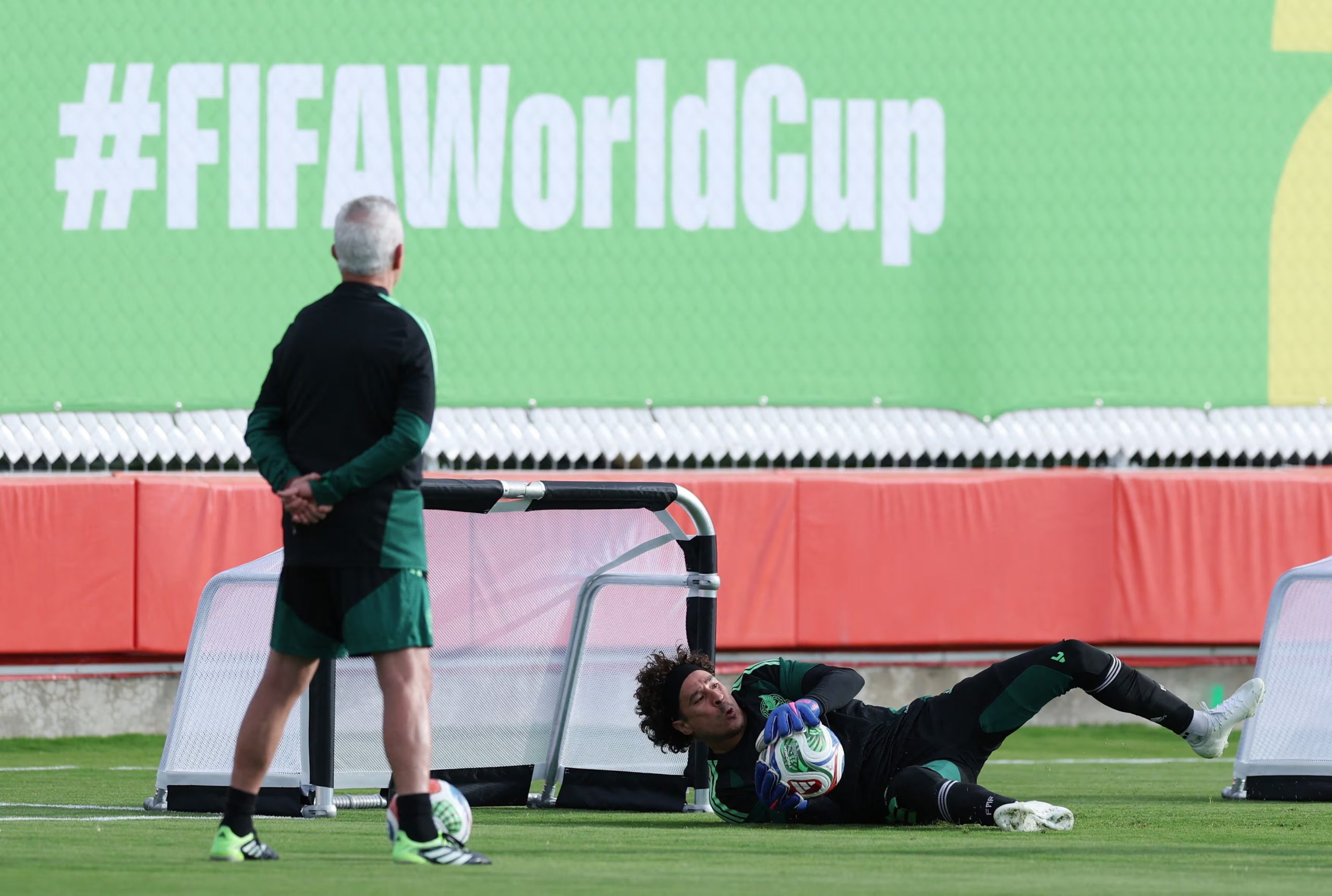 Memo Ochoa aspira a jugar contra Chequia. REUTERS/Paul Childs