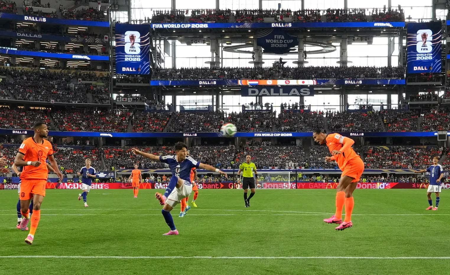 Fútbol - Copa Mundial de la FIFA 2026 - Grupo F - Holanda - Japón - Estadio de Dallas, Arlington, Texas, EE.UU. - 14 de junio de 2026 Virgil van Dijk, de Holanda, marca su primer gol REUTERS/Issei Kato TPX IMÁGENES DEL DÍA