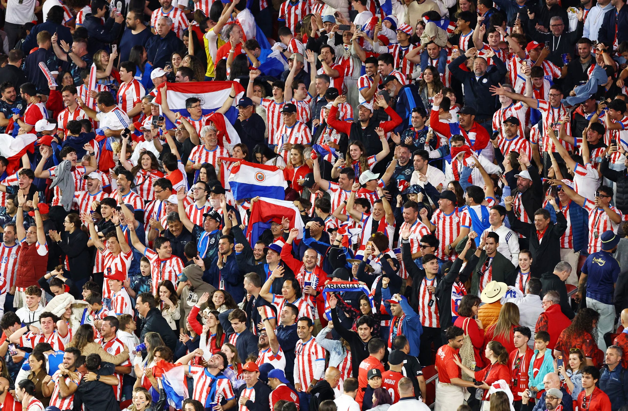 Estadio San Francisco Bay Area, Santa Clara, California, EE. UU. Aficionados paraguayos celebran después del partido. REUTERS/Eloisa Lopez