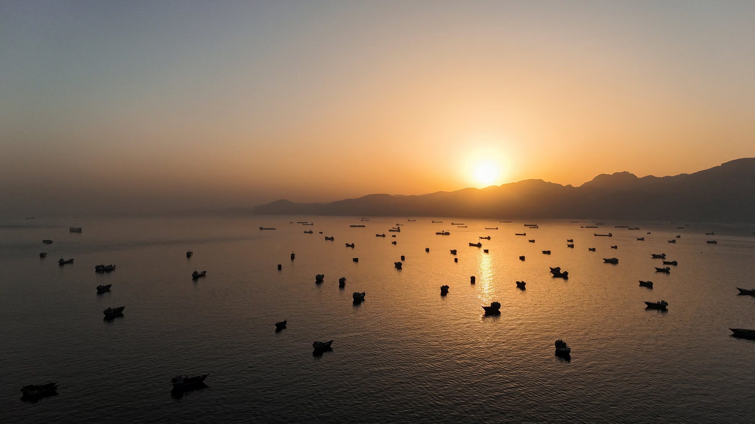 Vista aérea de buques anclados en el estrecho de Ormuz desde Musandam, Omán, 3 de junio de 2026 (REUTERS/Archivo)