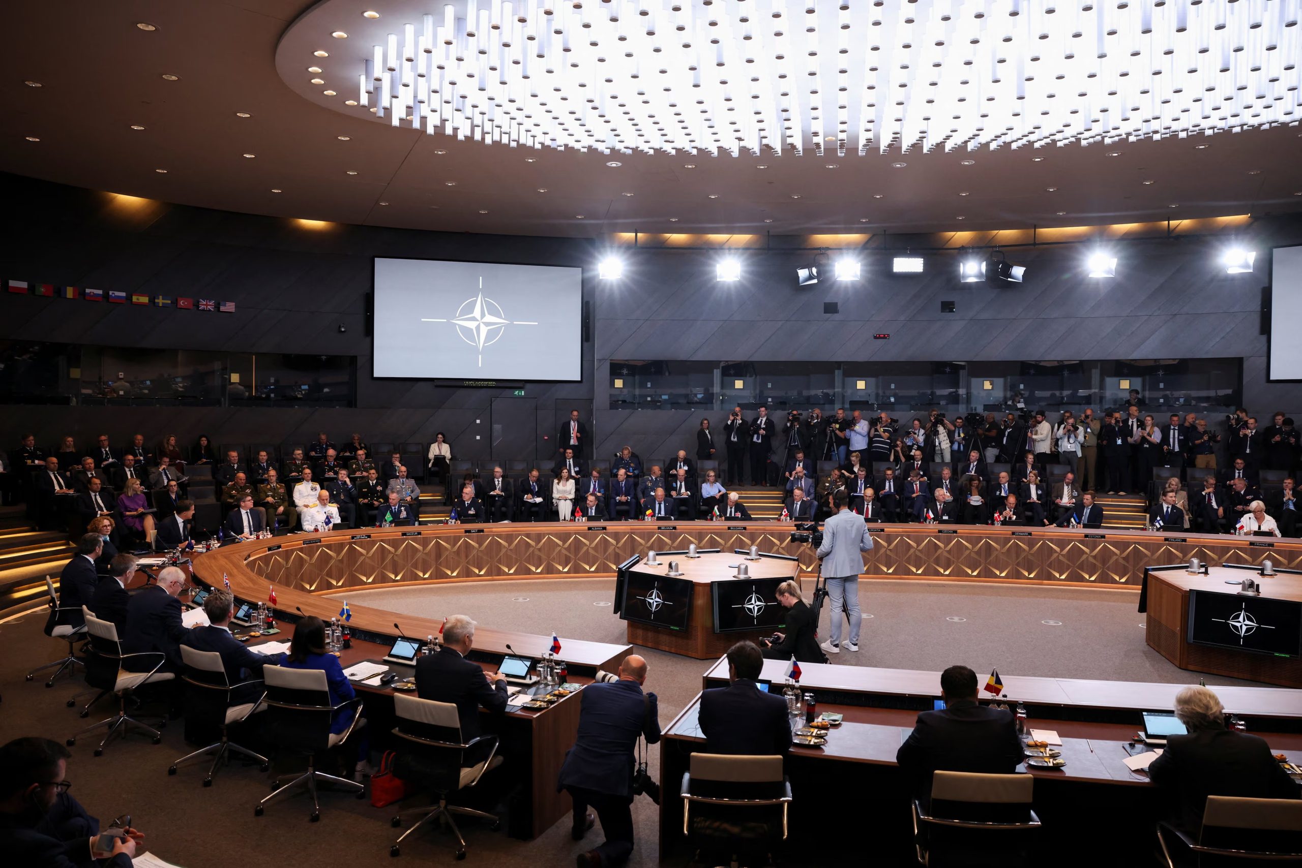 El secretario general de la OTAN, Mark Rutte, el secretario de Defensa de Estados Unidos, Pete Hegseth, los ministros de Defensa de la OTAN y otros asistentes durante la reunión de ministros de Defensa de la OTAN en la sede de la alianza en Bruselas, Bélgica (REUTERS/Stoyan Nenov)