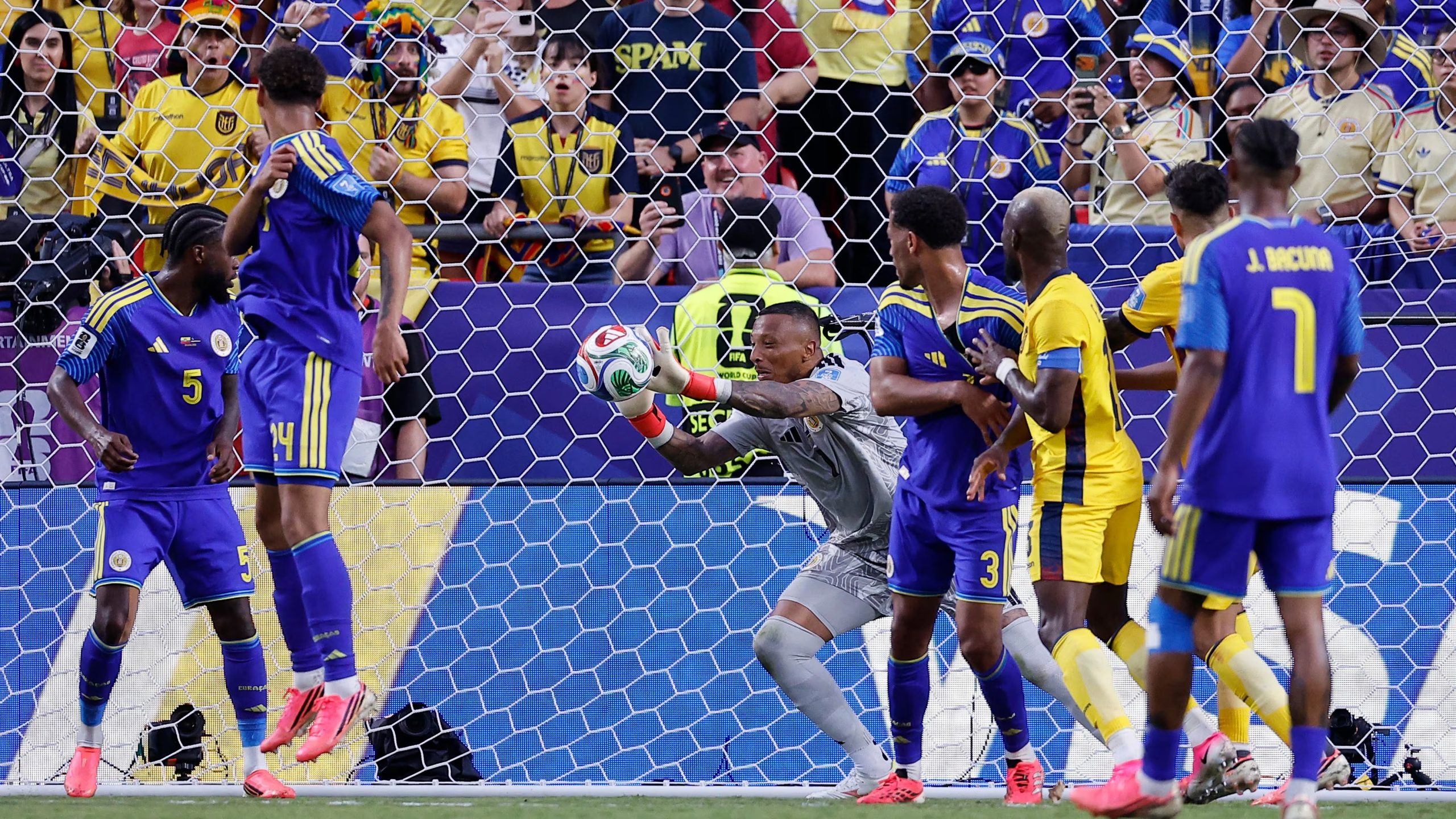Eloy Room (c), portero de Curazao, ataja un balón ante Ecuador en el Mundial 2026 en el estadio Arrowhead en Kansas City (Estados Unidos). EFE/Juan Ignacio Roncoroni
