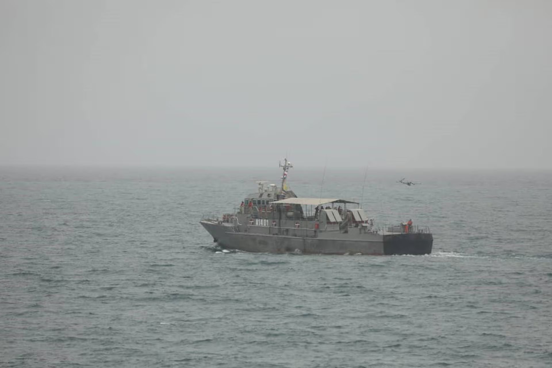 Una lancha de Irán circula por el estrecho de Ormuz mientras el régimen anuncia el cierre de la vía marítima a todo tipo de barcos (Europa Press)