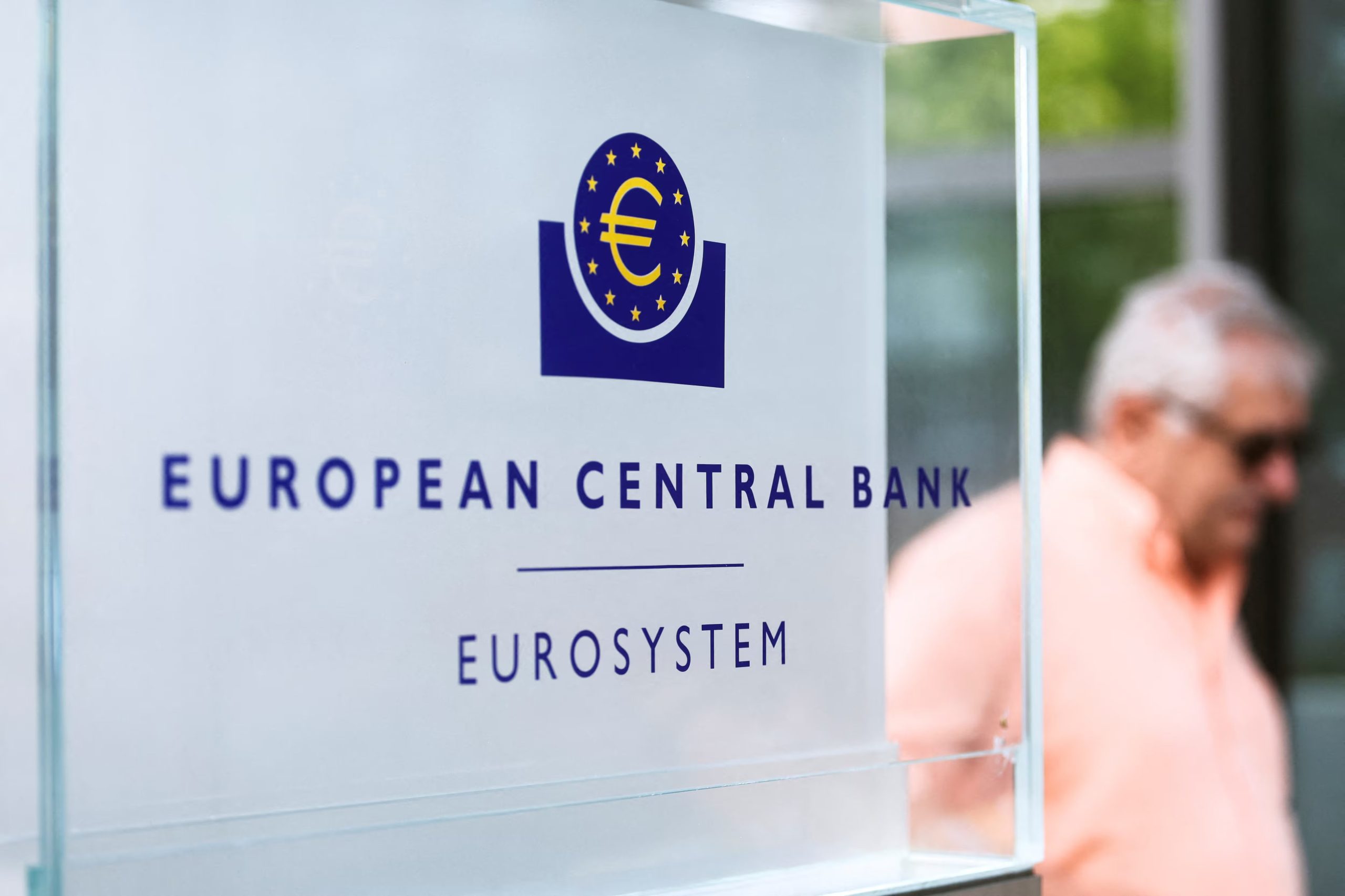 Un hombre camina junto a un cartel frente al edificio del Banco Central Europeo (BCE), en Fráncfort, Alemania (REUTERS/Wolfgang Rattay)