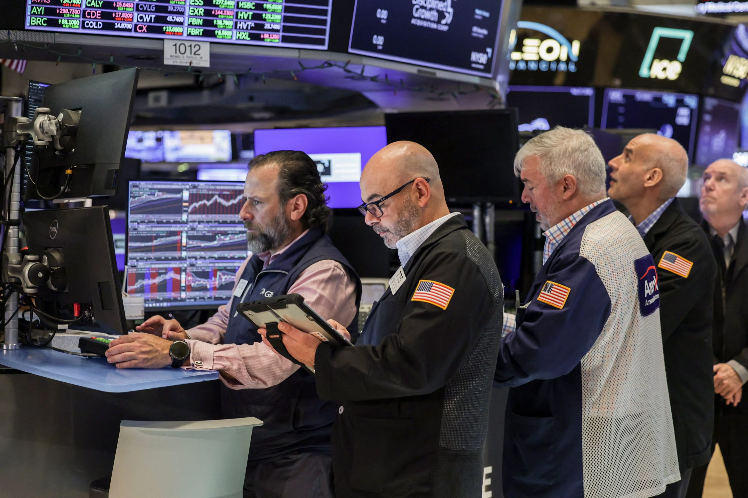 Los operadores trabajan en la sala de negociación de la Bolsa de Valores de Nueva York (NYSE) en la ciudad de Nueva York, Estados Unidos. 27 de mayo de 2026. REUTERS/Jeenah Moon