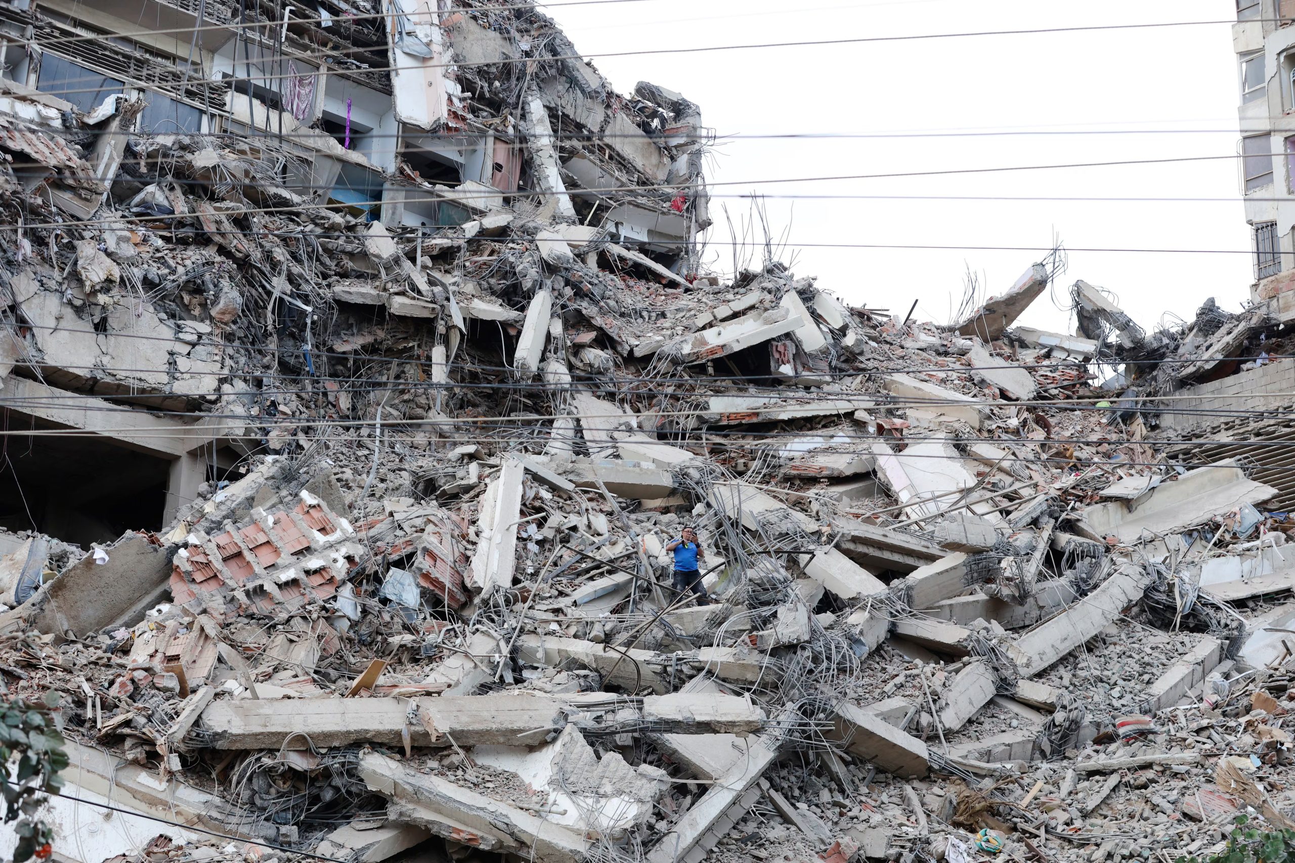 Los dos terremotos dejaron desastres en Caracas y La Guaira (AP Foto/Pedro Mattey)