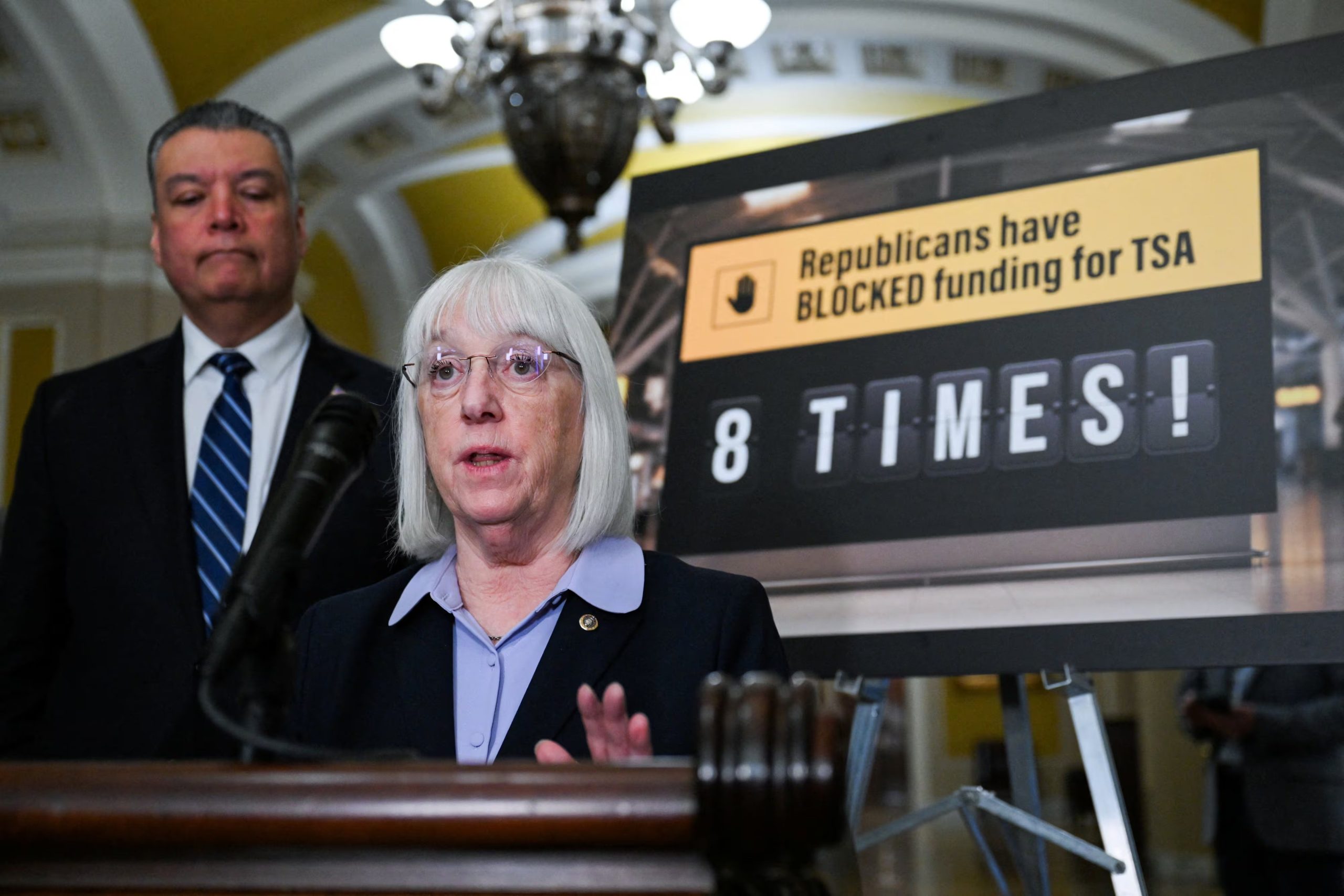 Patty Murray señaló que la administración gasta el dinero de los contribuyentes en una guerra que enfrenta una fuerte oposición entre los estadounidenses (Reuters)