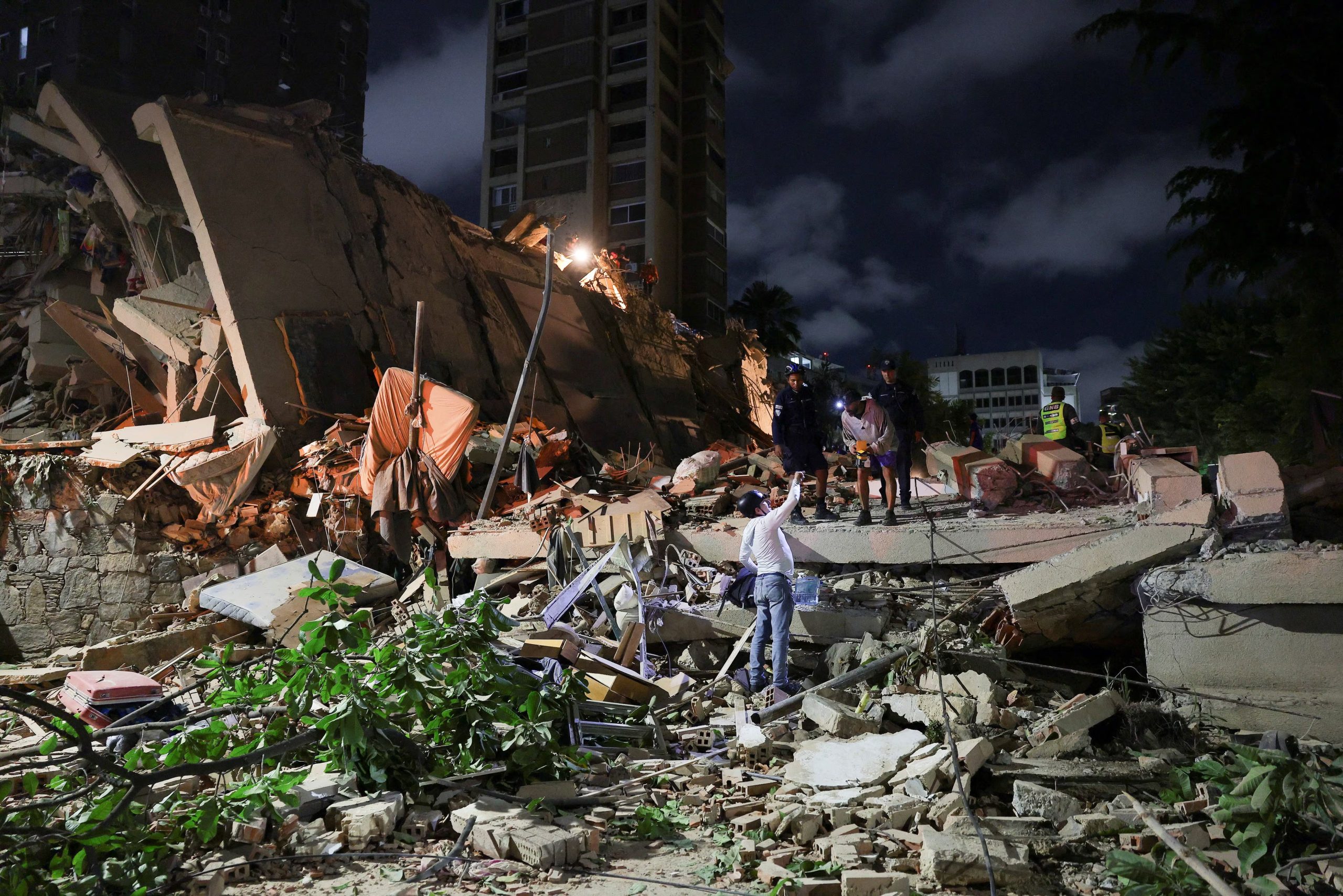 El epicentro se localizó aproximadamente a 300 kilómetros al este de Caracas, en el municipio de Montalbán, estado Carabobo, en la región central de Venezuela. (REUTERS/Gaby Oraa)