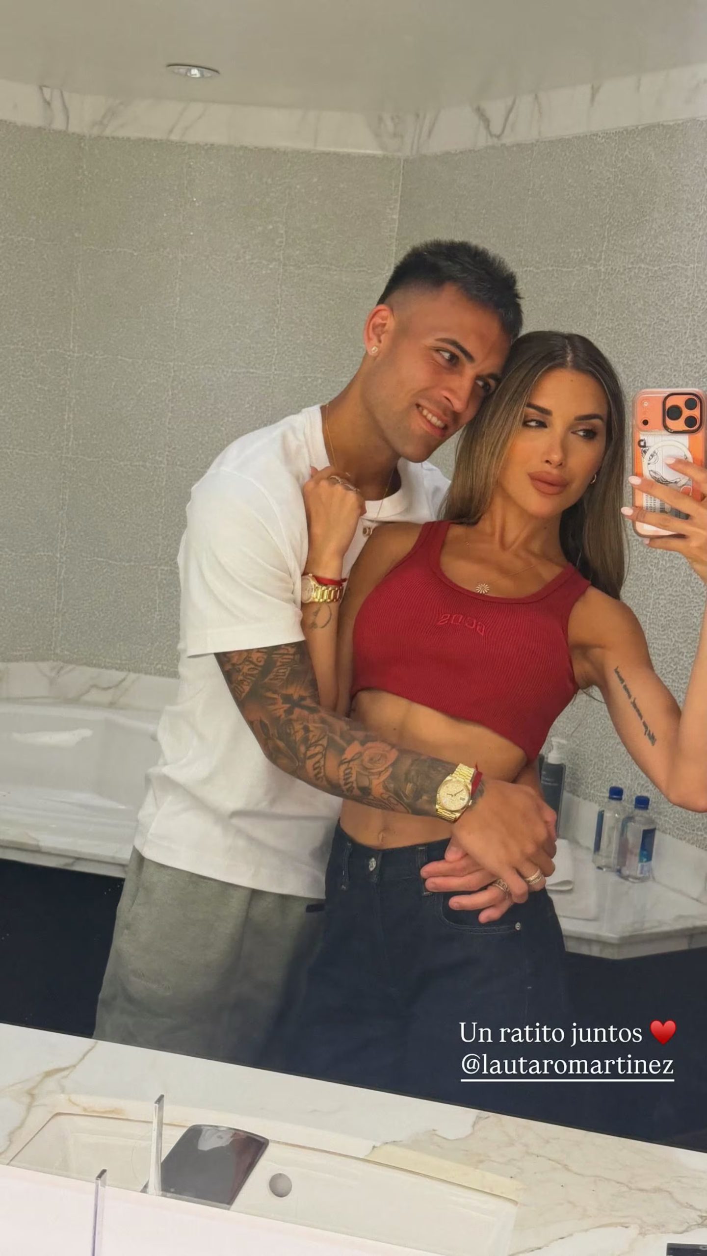 Agustina Gandolfo junto a Lautaro Martínez
