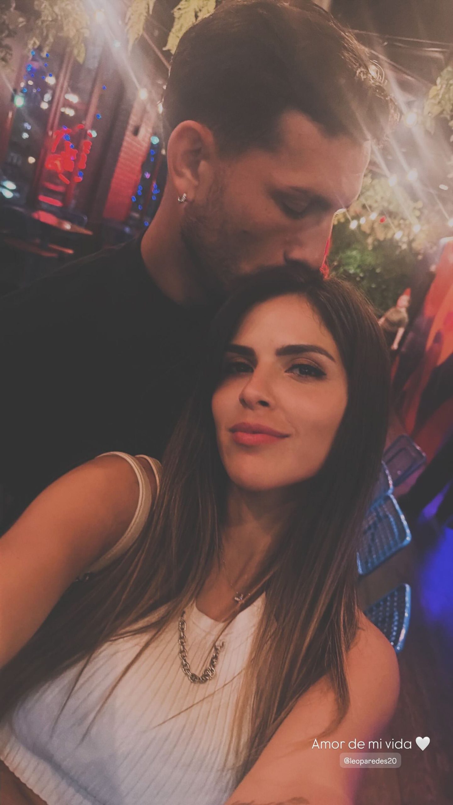 Paredes junto a Camila Galante