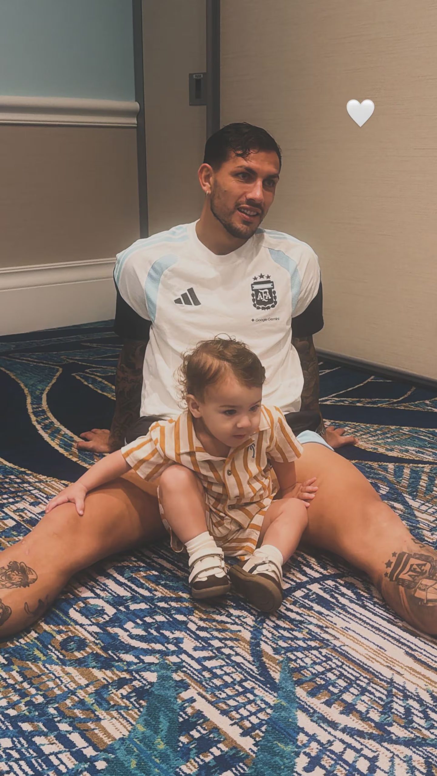Paredes junto a su pequeño hijo