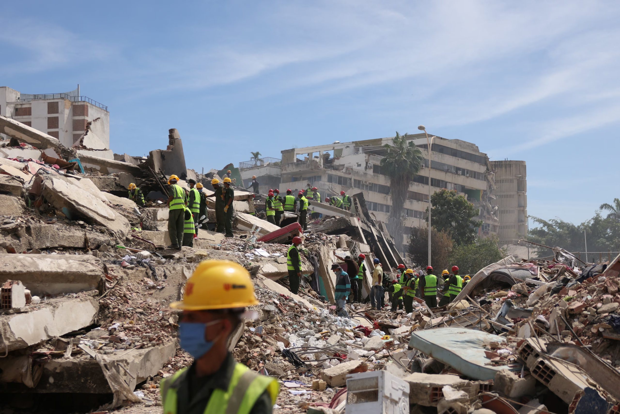 Miembros de equipos de rescate buscan víctimas entre los escombros tras los terremotos que azotaron el país, en el barrio de Tanaguarena, La Guaira, Venezuela, 28 de junio de 2026. REUTERS/Leonardo Fernández Viloria